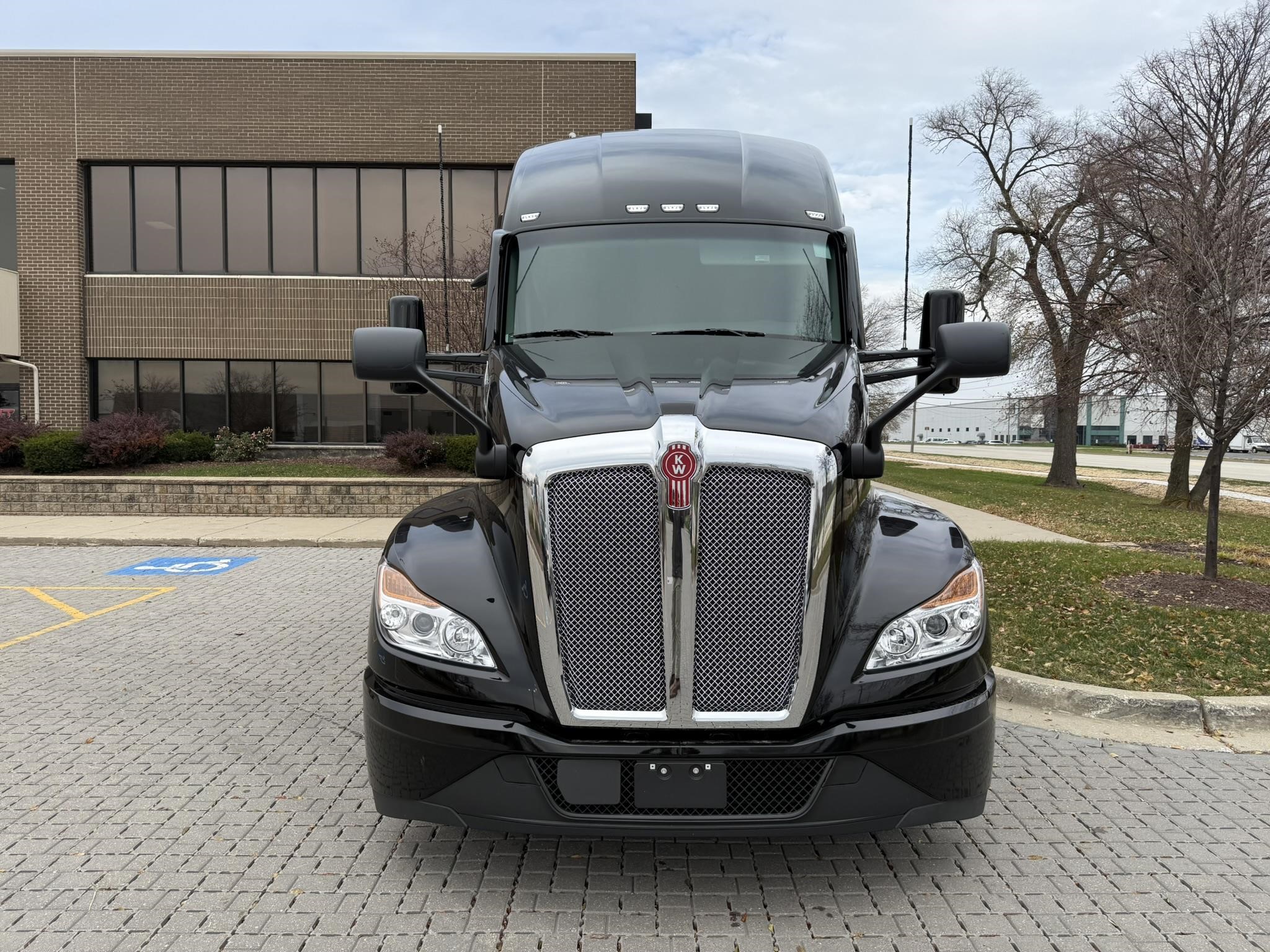 2026 KENWORTH T680 - image 2 of 6