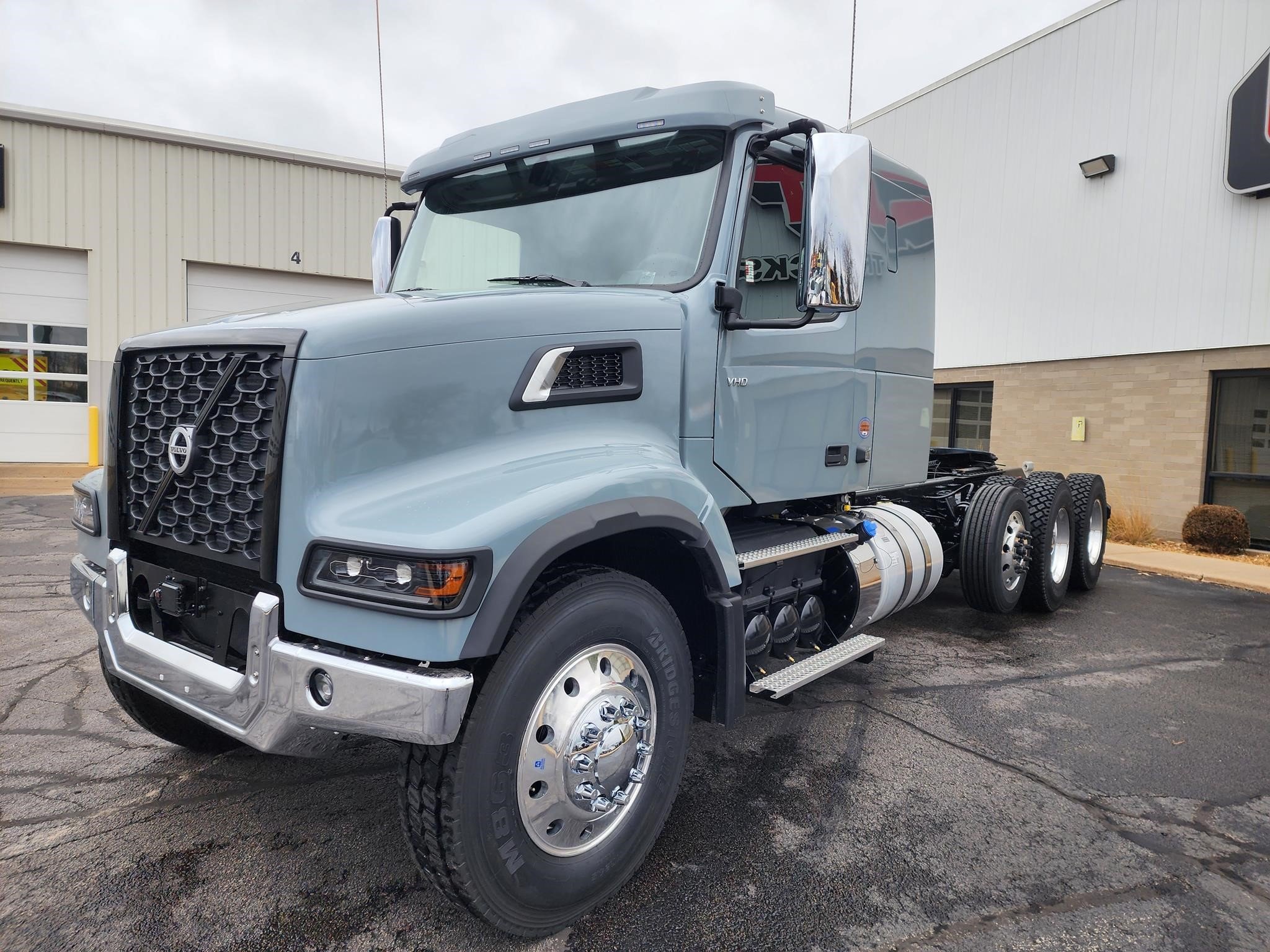 2026 VOLVO VHD84FT400 - image 3 of 6