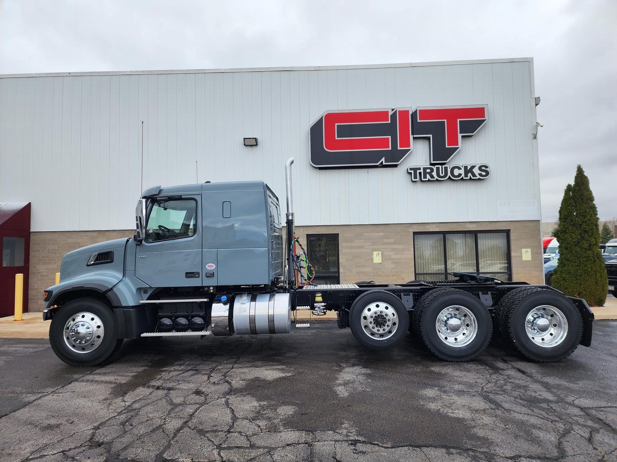 2026 VOLVO VHD84FT400 - image 4 of 6