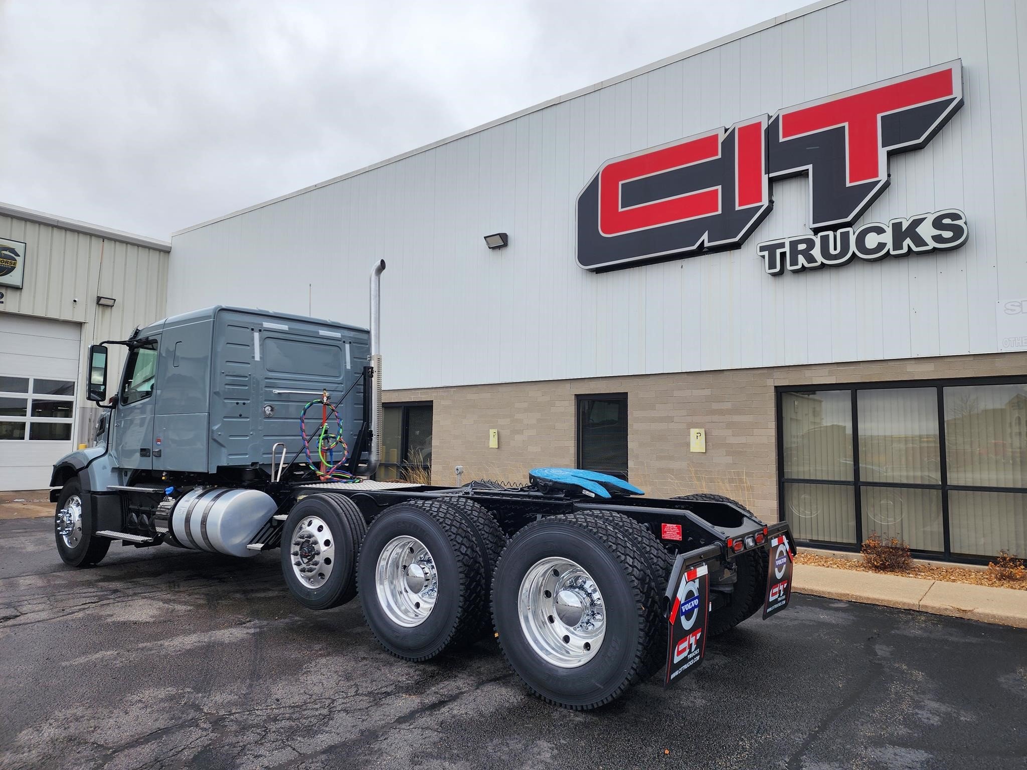 2026 VOLVO VHD84FT400 - image 5 of 6