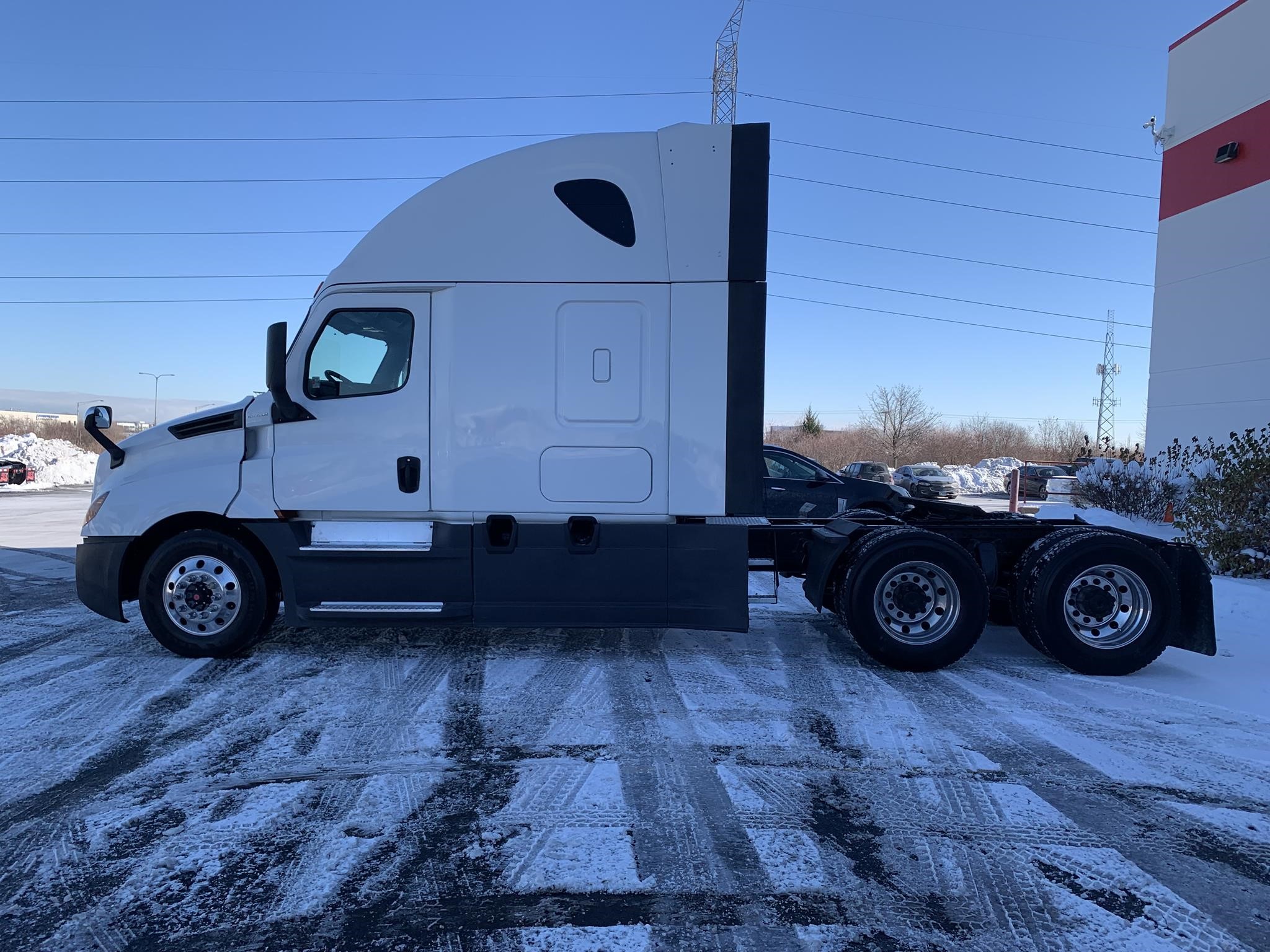 2019 FREIGHTLINER CASCADIA 126 - image 4 of 6