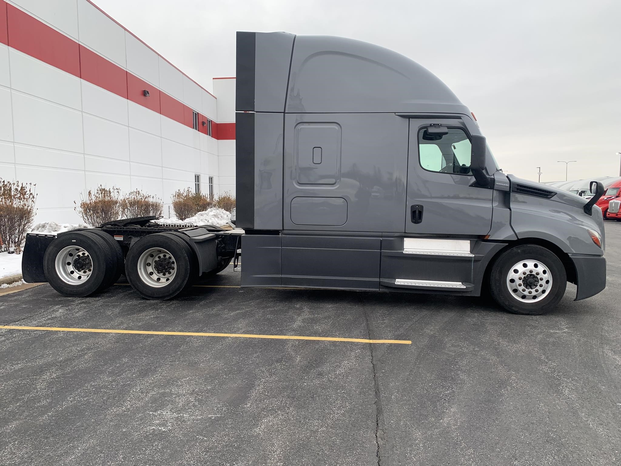2023 FREIGHTLINER CASCADIA 126 - image 4 of 6