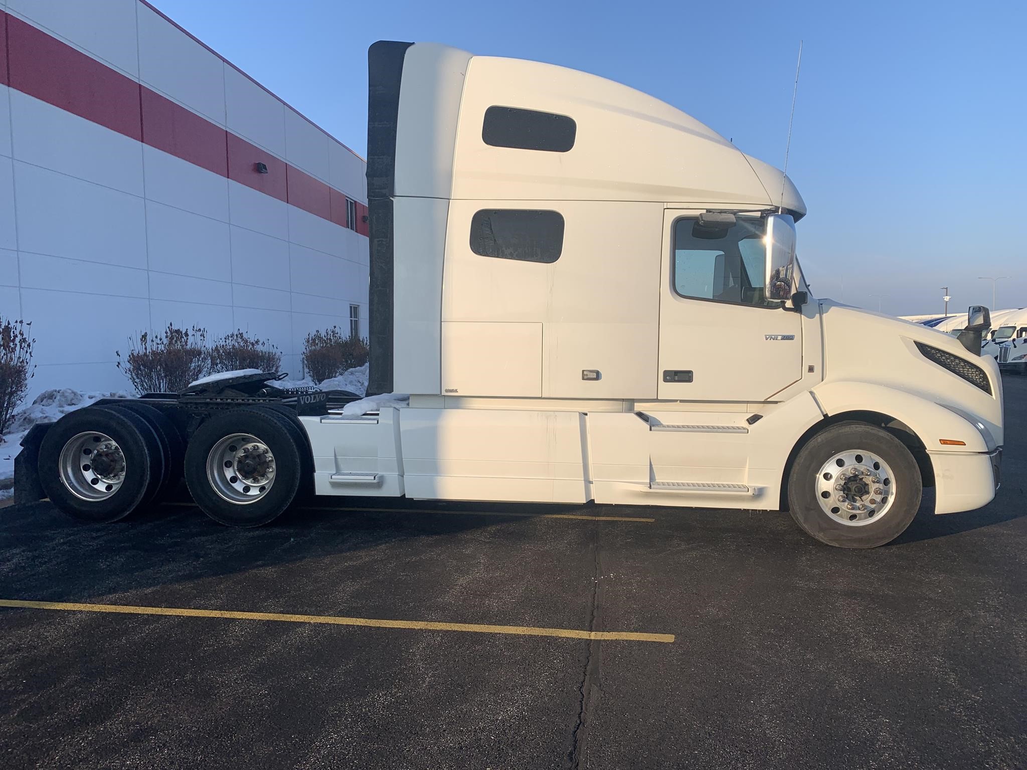 2022 VOLVO VNL64T760 - image 4 of 6