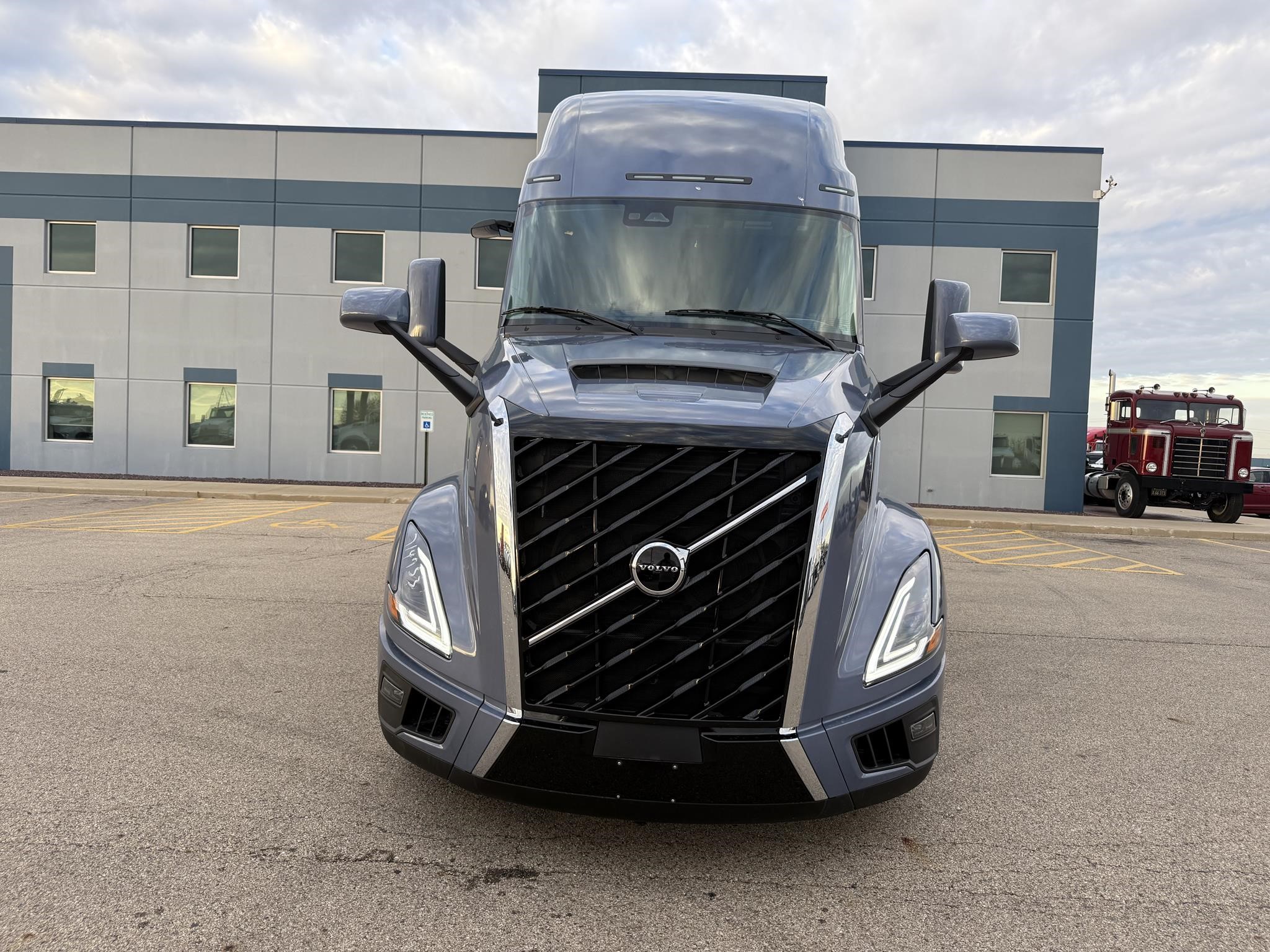 2026 VOLVO VNL64T860 - image 2 of 6