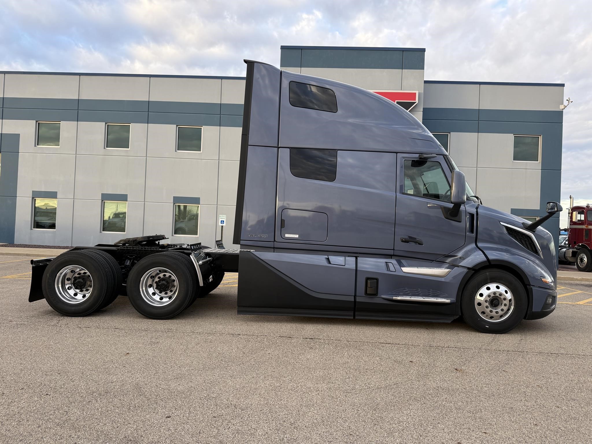 2026 VOLVO VNL64T860 - image 4 of 6