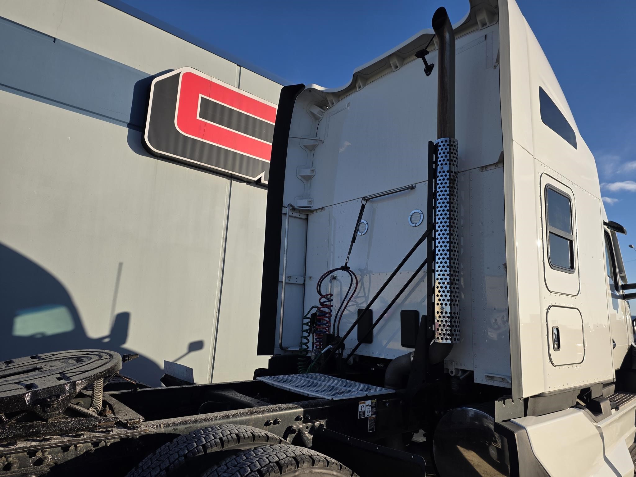 2023 KENWORTH T680 - image 5 of 6