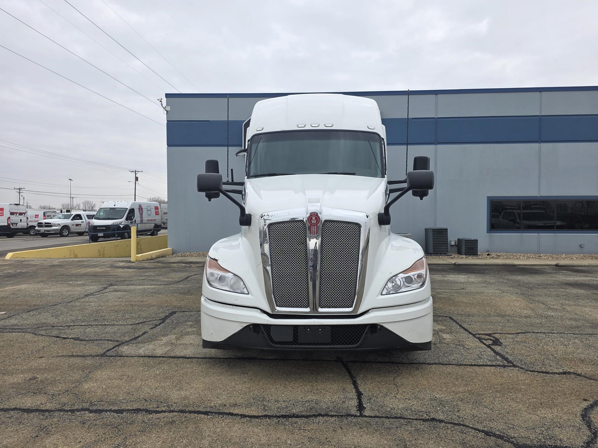 2023 KENWORTH T680 - image 2 of 6