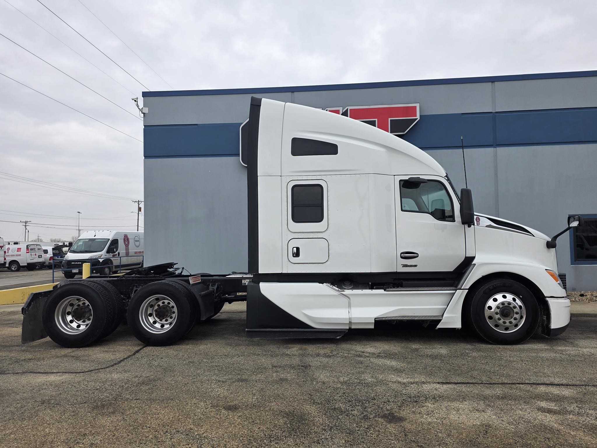 2023 KENWORTH T680 - image 4 of 6