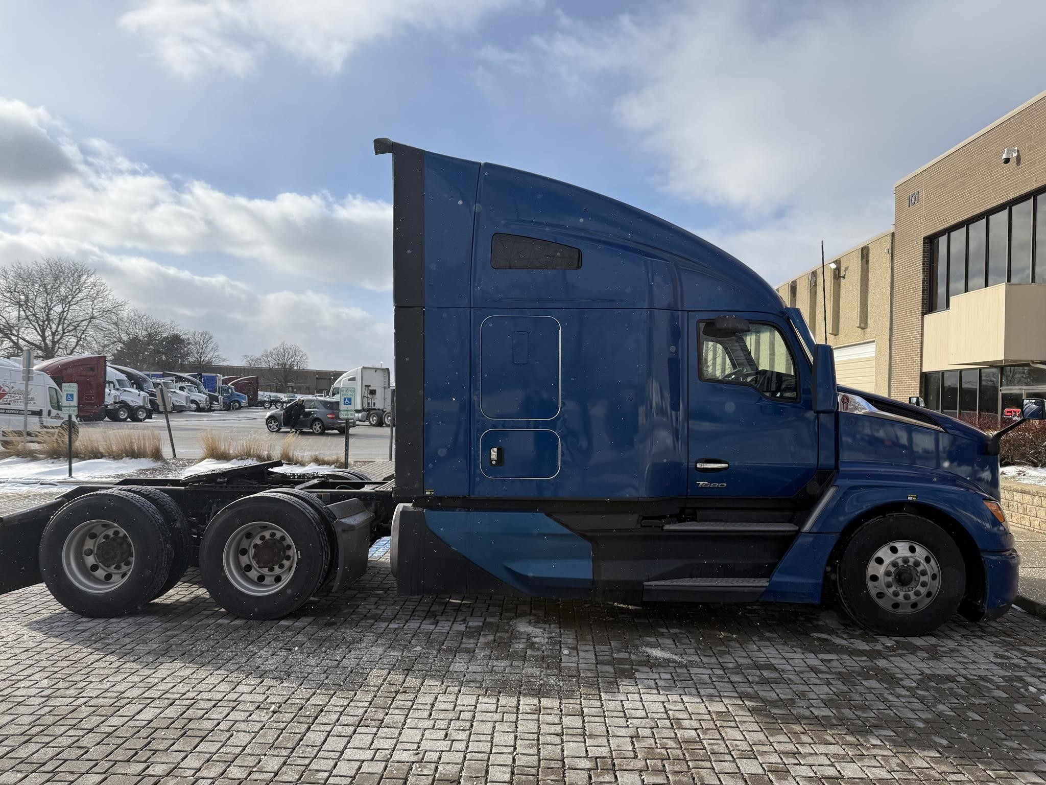 2022 KENWORTH T680 - image 5 of 6