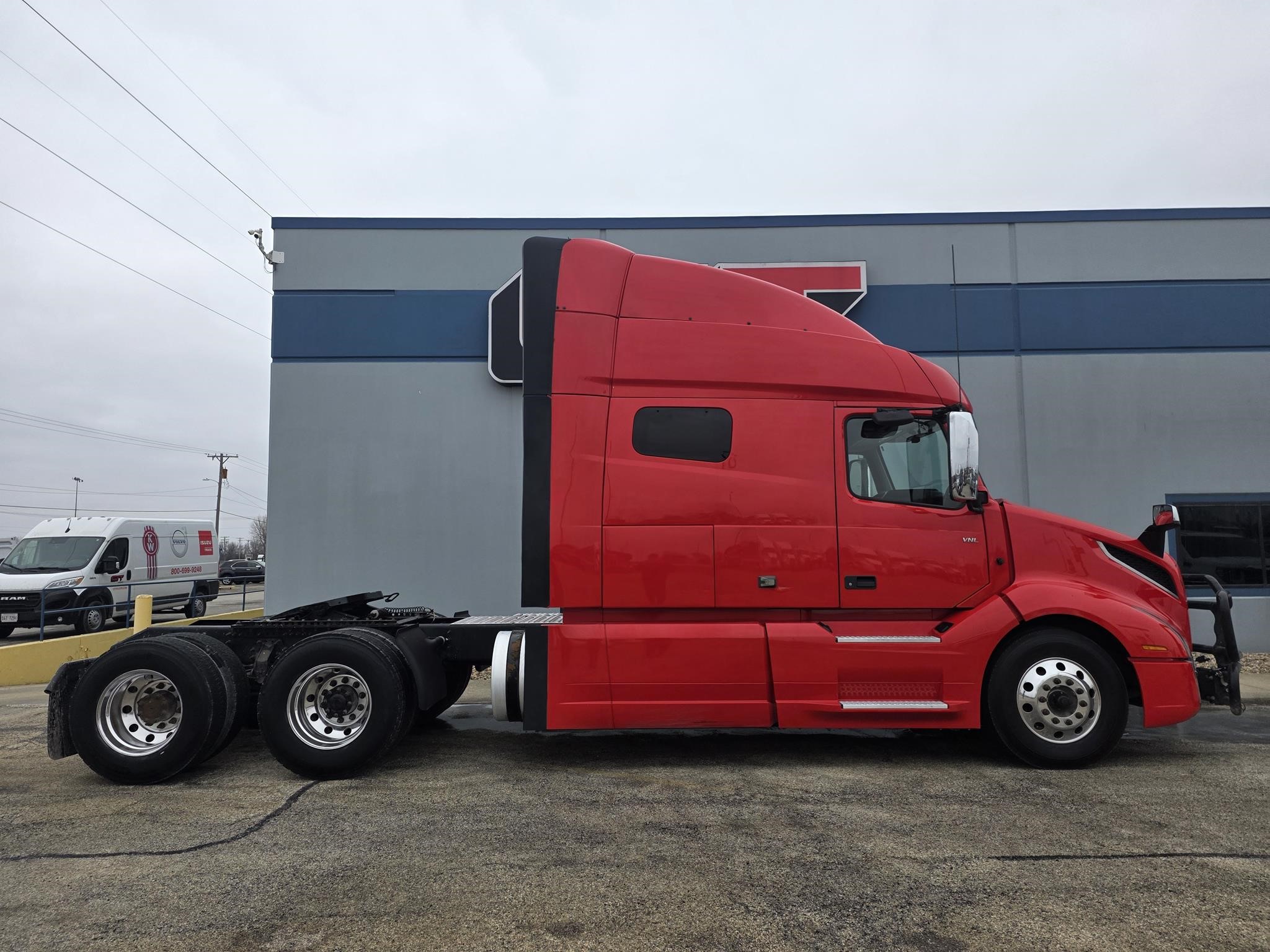2020 VOLVO VNL64T740 - image 4 of 6