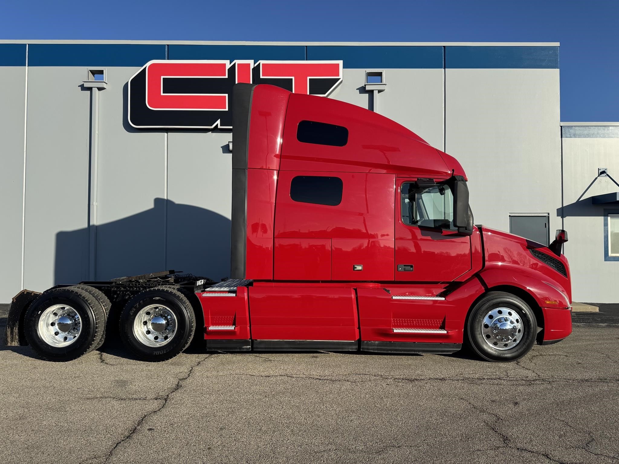 2021 VOLVO VNL64T760 - image 4 of 6