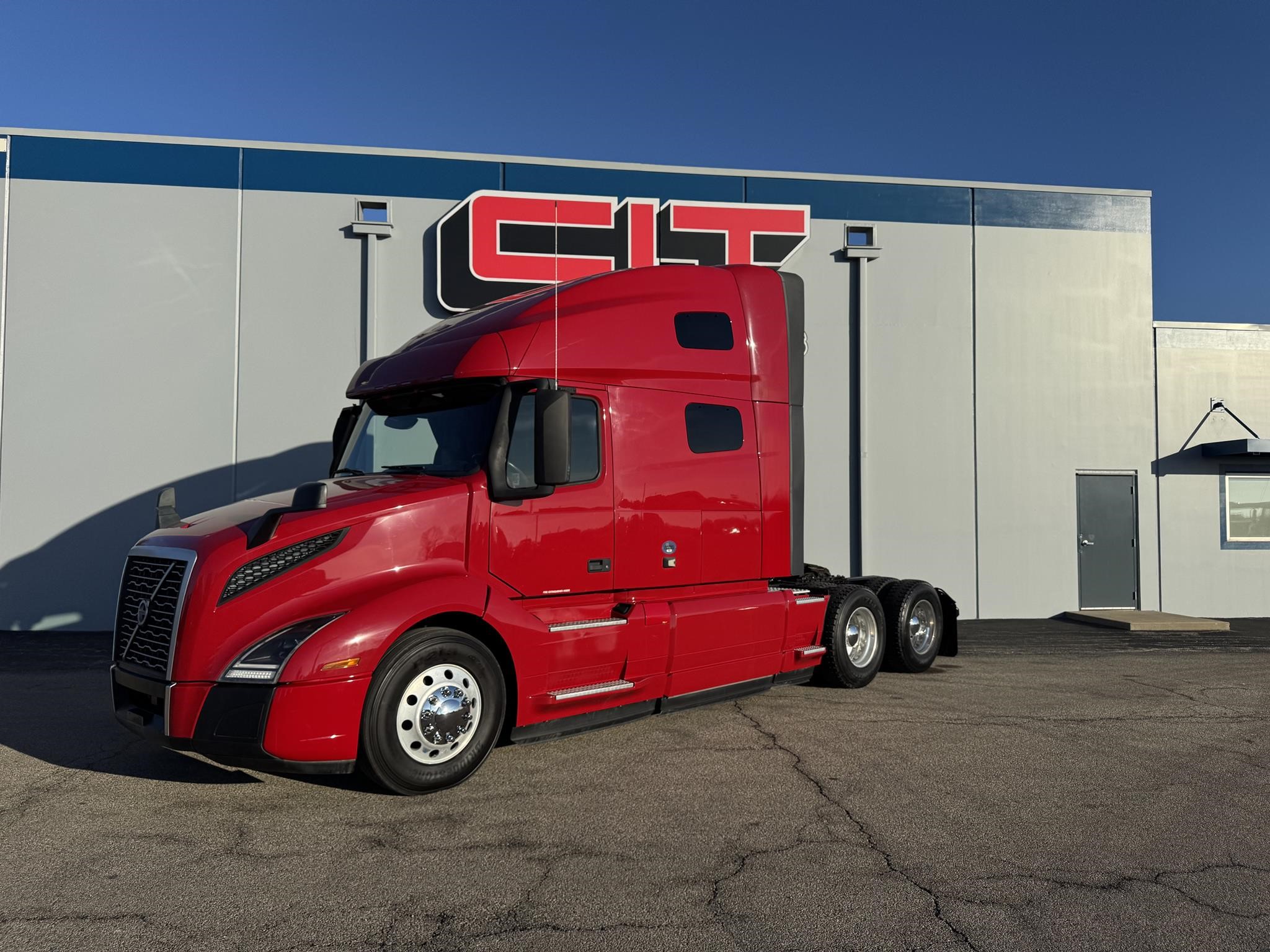 2021 VOLVO VNL64T760 - image 1 of 6