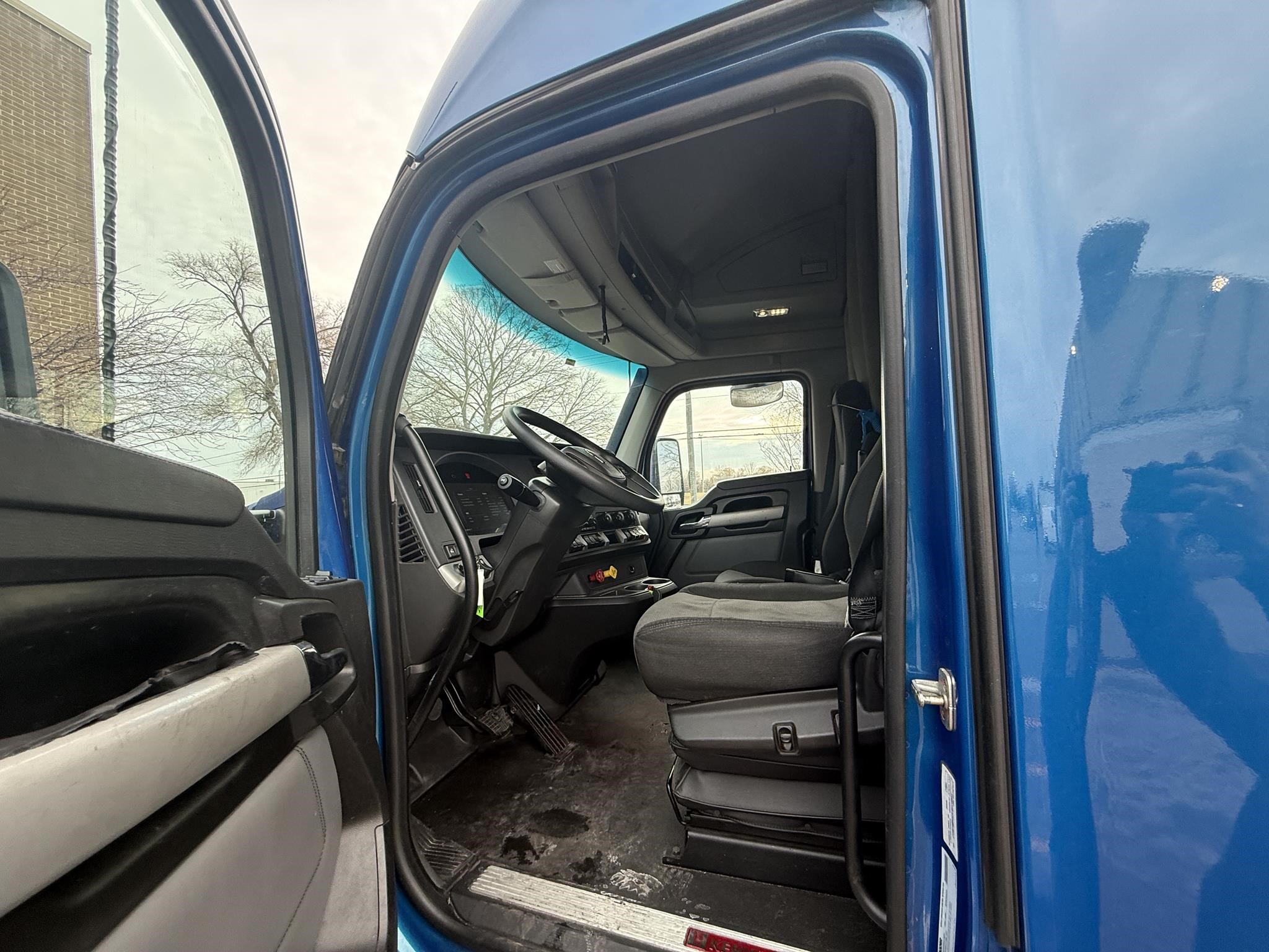 2023 KENWORTH T680 - image 3 of 6