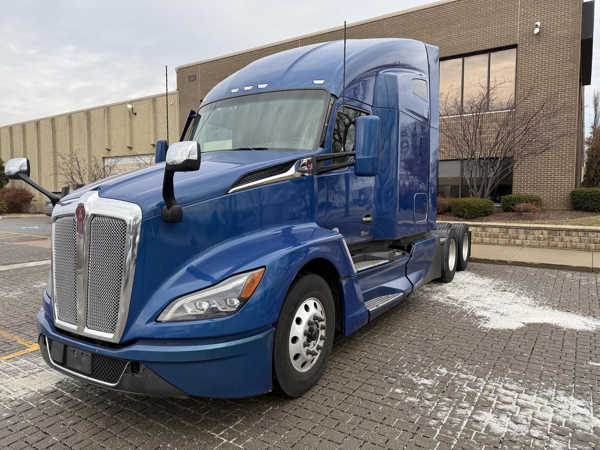 2023 KENWORTH T680 - image 1 of 6