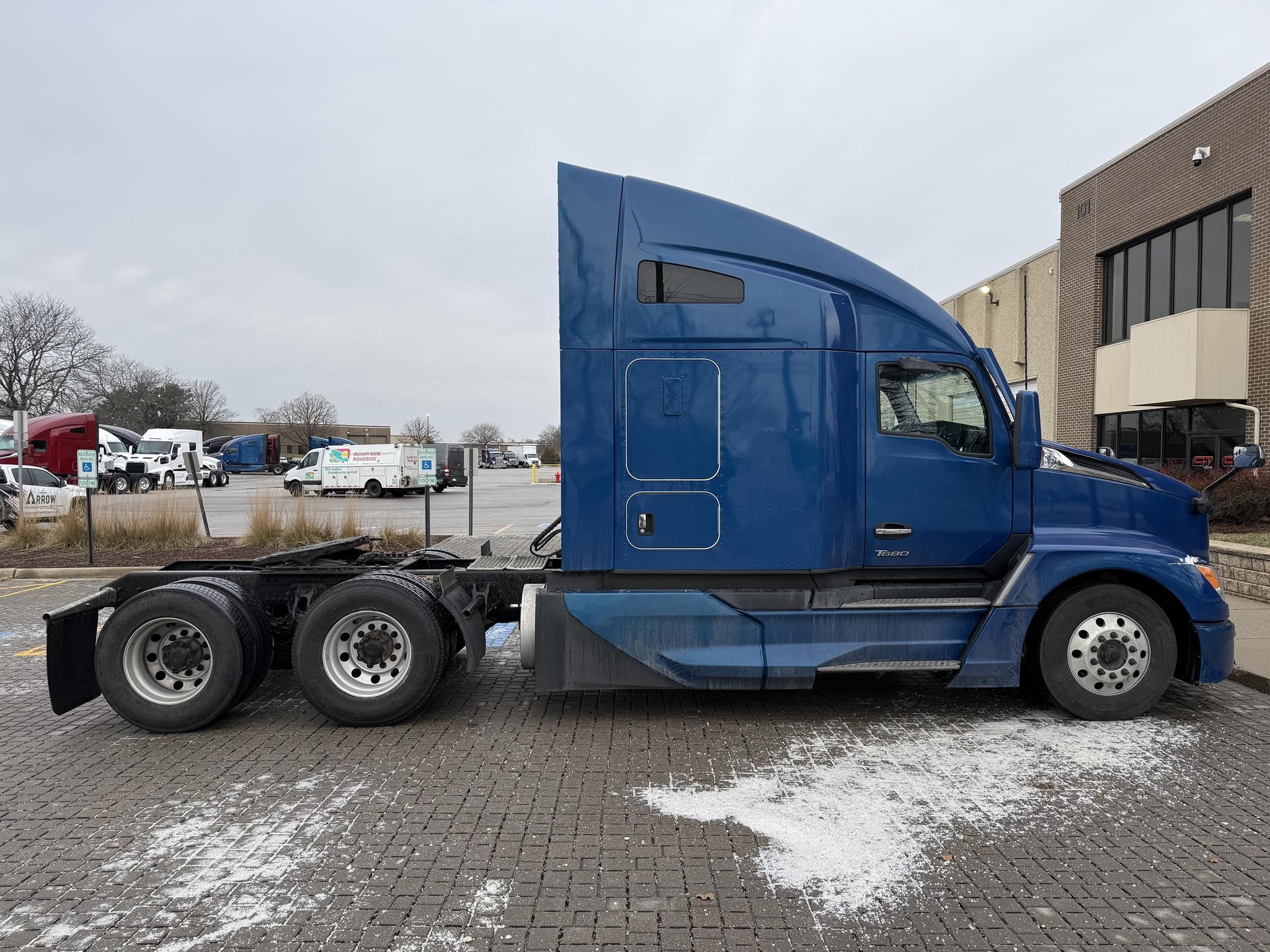 2023 KENWORTH T680 - image 2 of 6