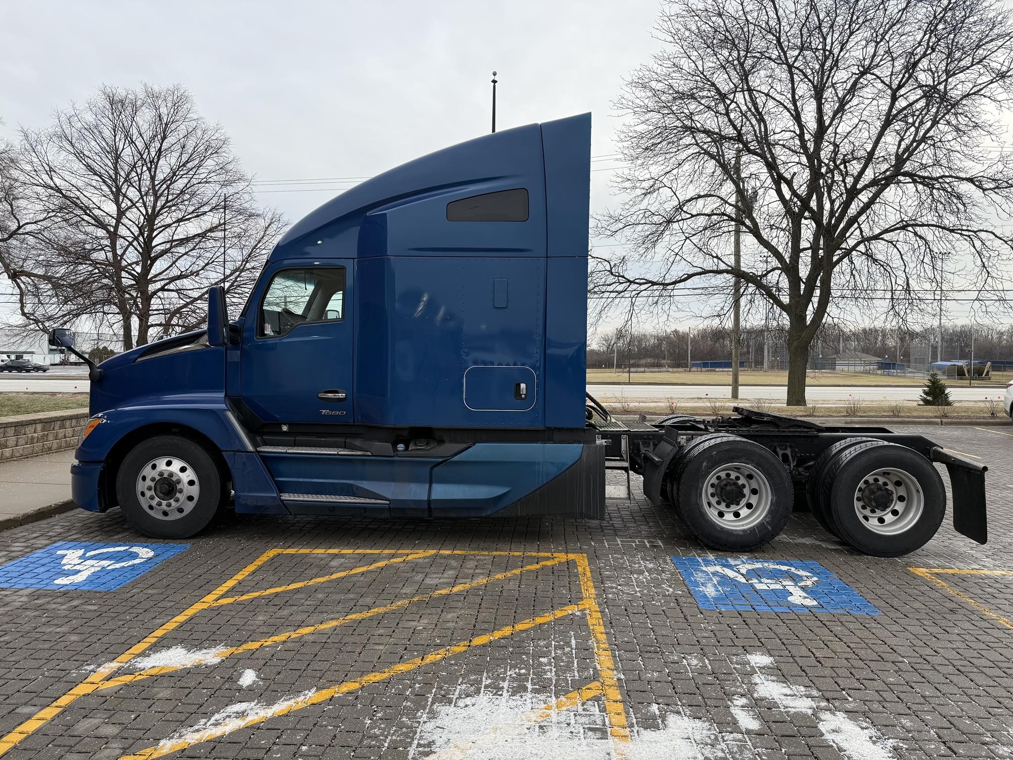 2023 KENWORTH T680 - image 4 of 6