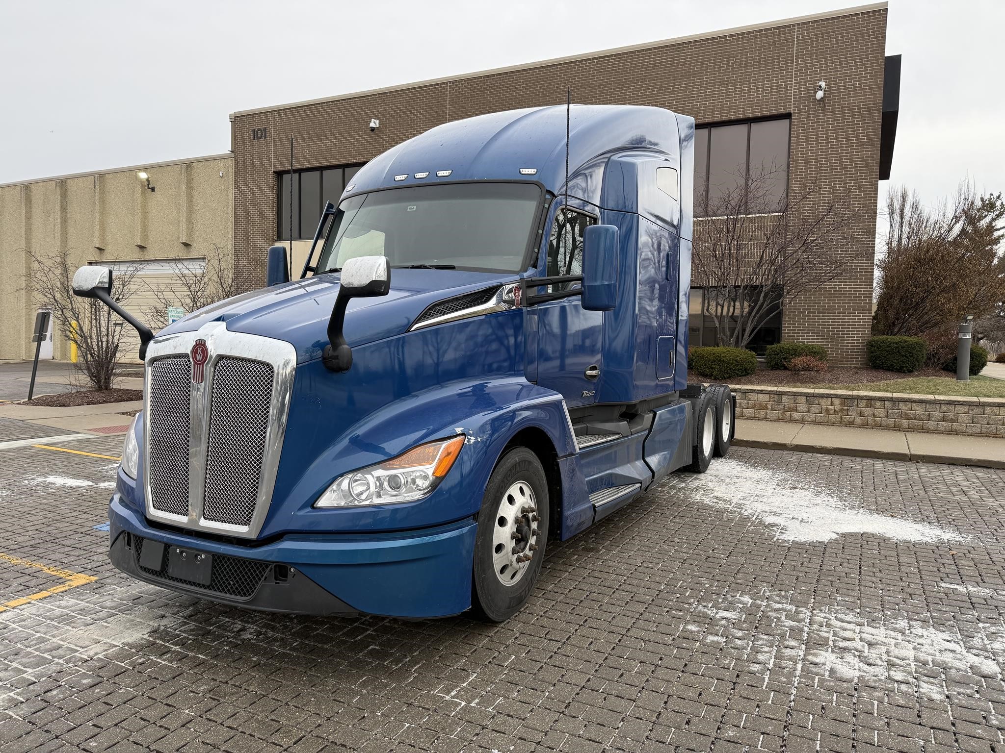 2023 Kenworth T680 - image 1