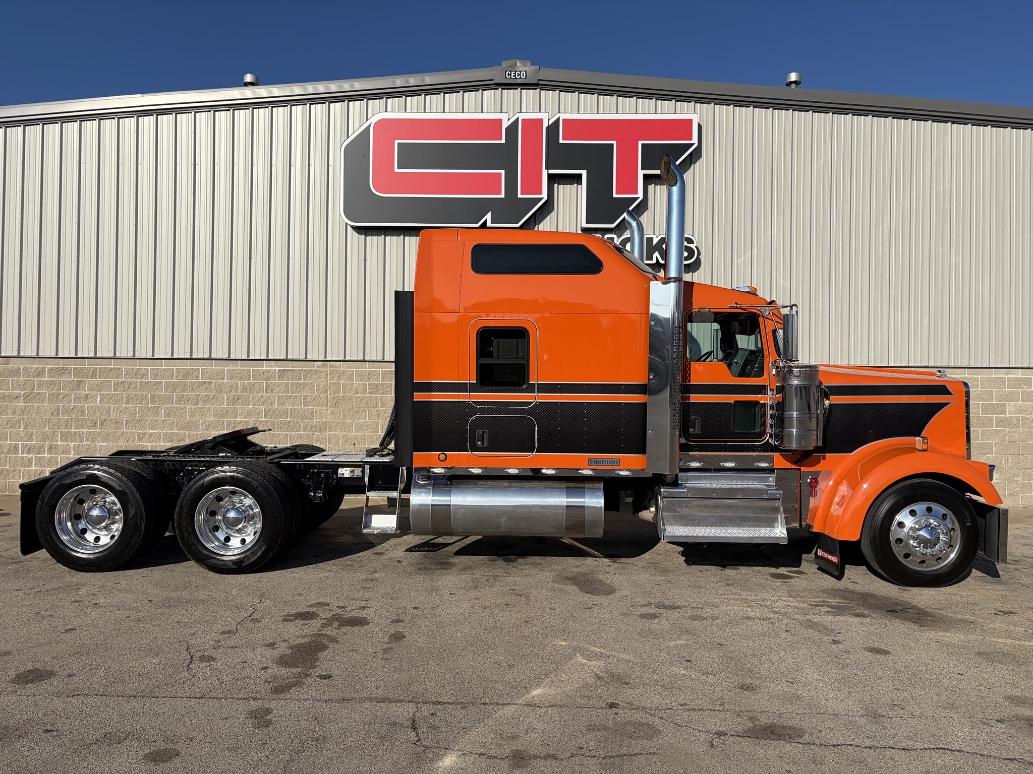 2023 KENWORTH W900L - image 4 of 6