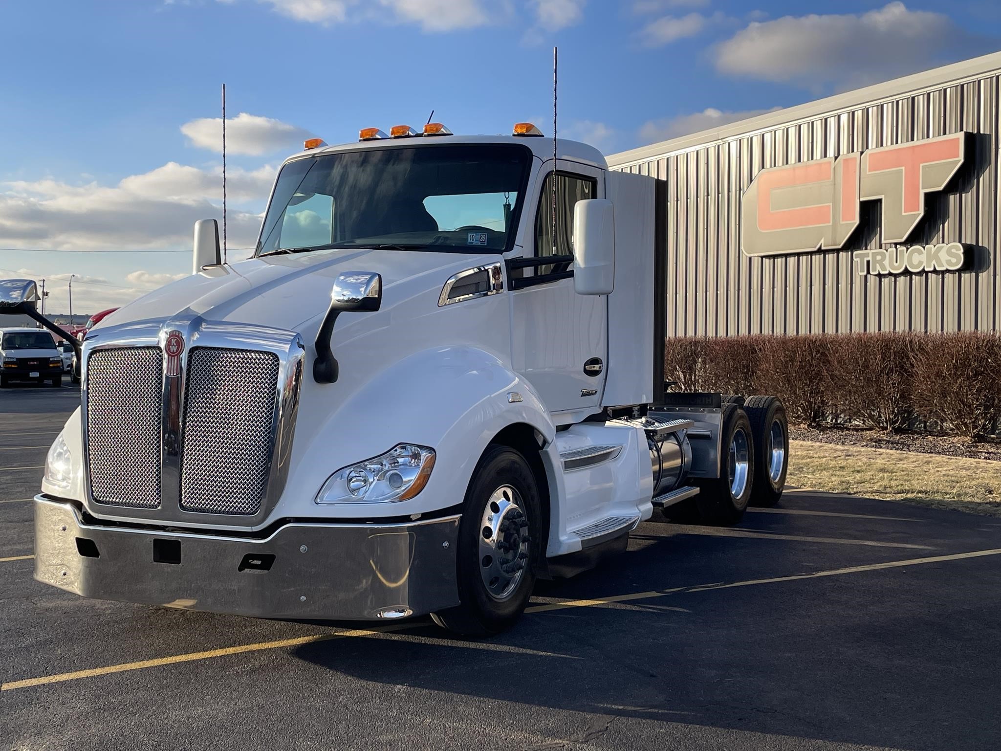 2023 KENWORTH T680 - image 2 of 6