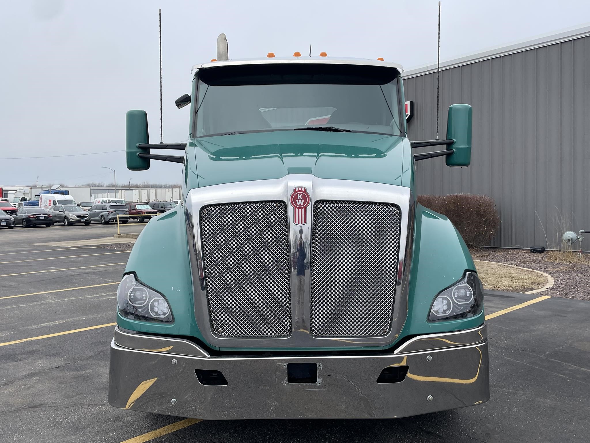 2018 KENWORTH T680 - image 2 of 6