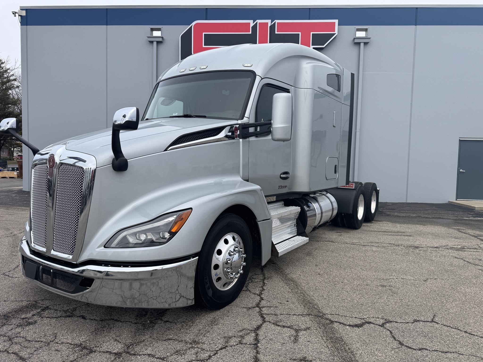 2023 KENWORTH T680 - image 1 of 6