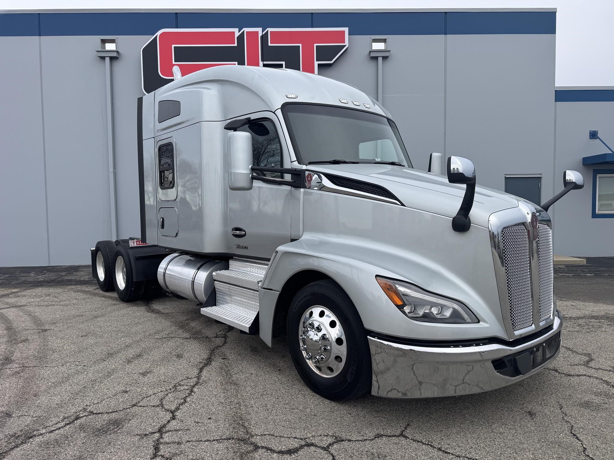 2023 KENWORTH T680 - image 3 of 6