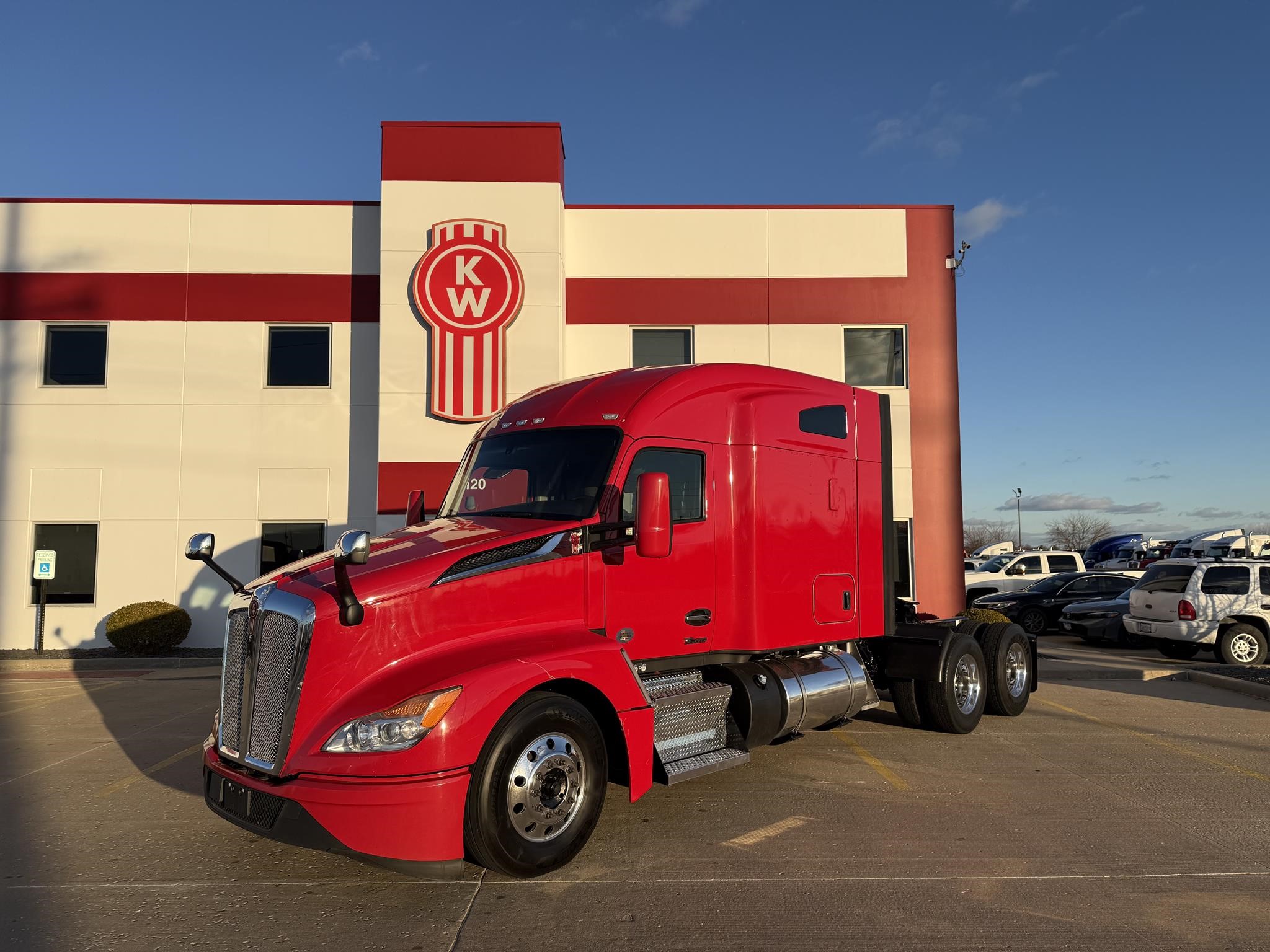 2022 KENWORTH T680 - image 2 of 6