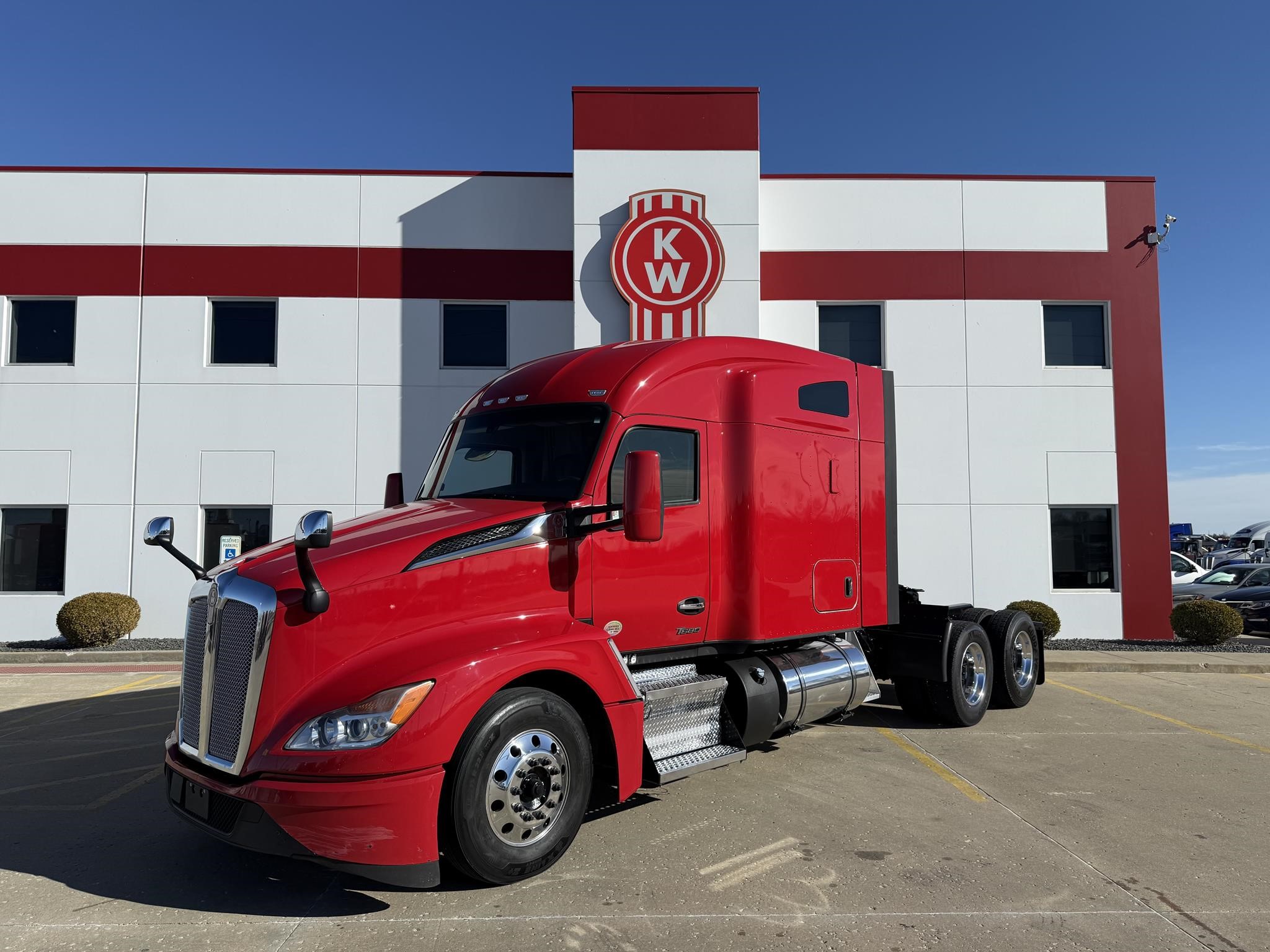 2022 KENWORTH T680 - image 2 of 6