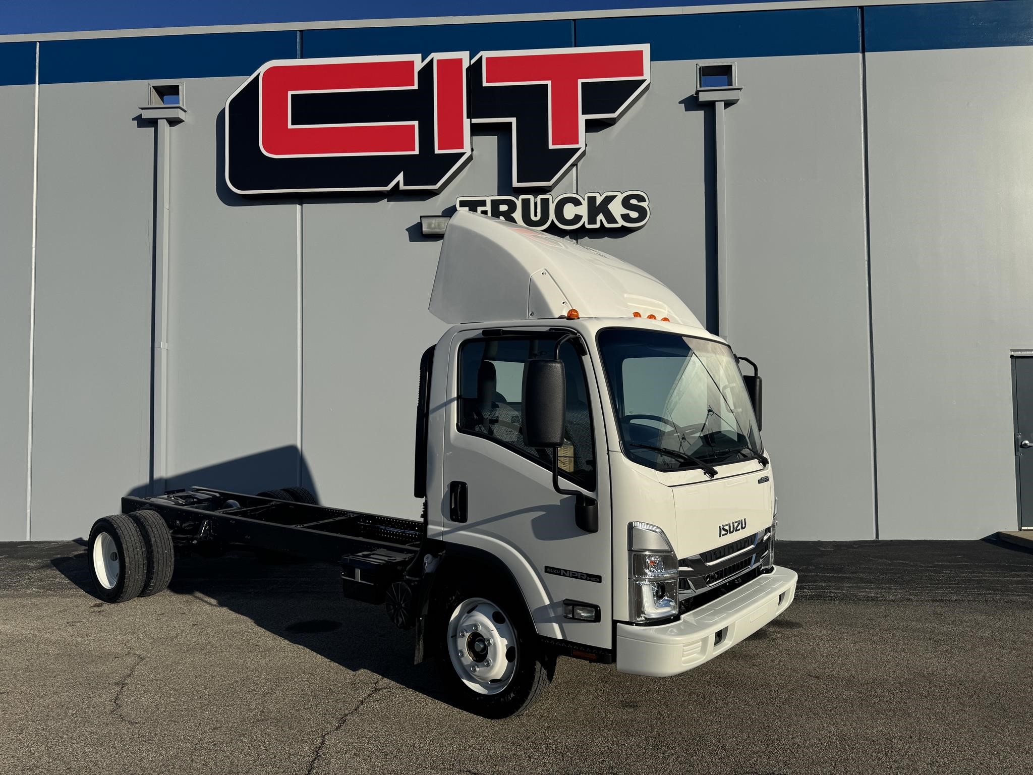 2026 ISUZU NPR HD - image 3 of 6