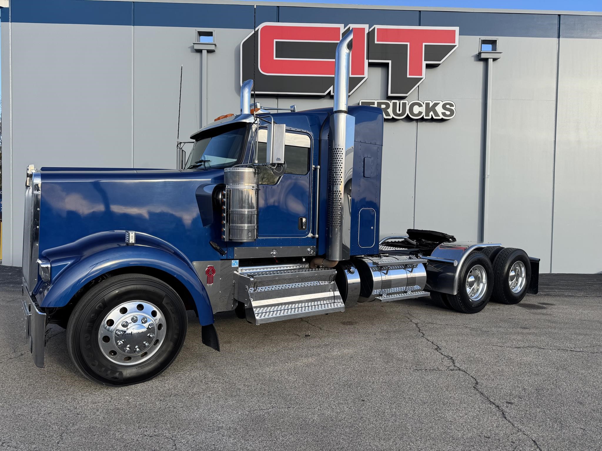 2023 KENWORTH W900L - image 1 of 6