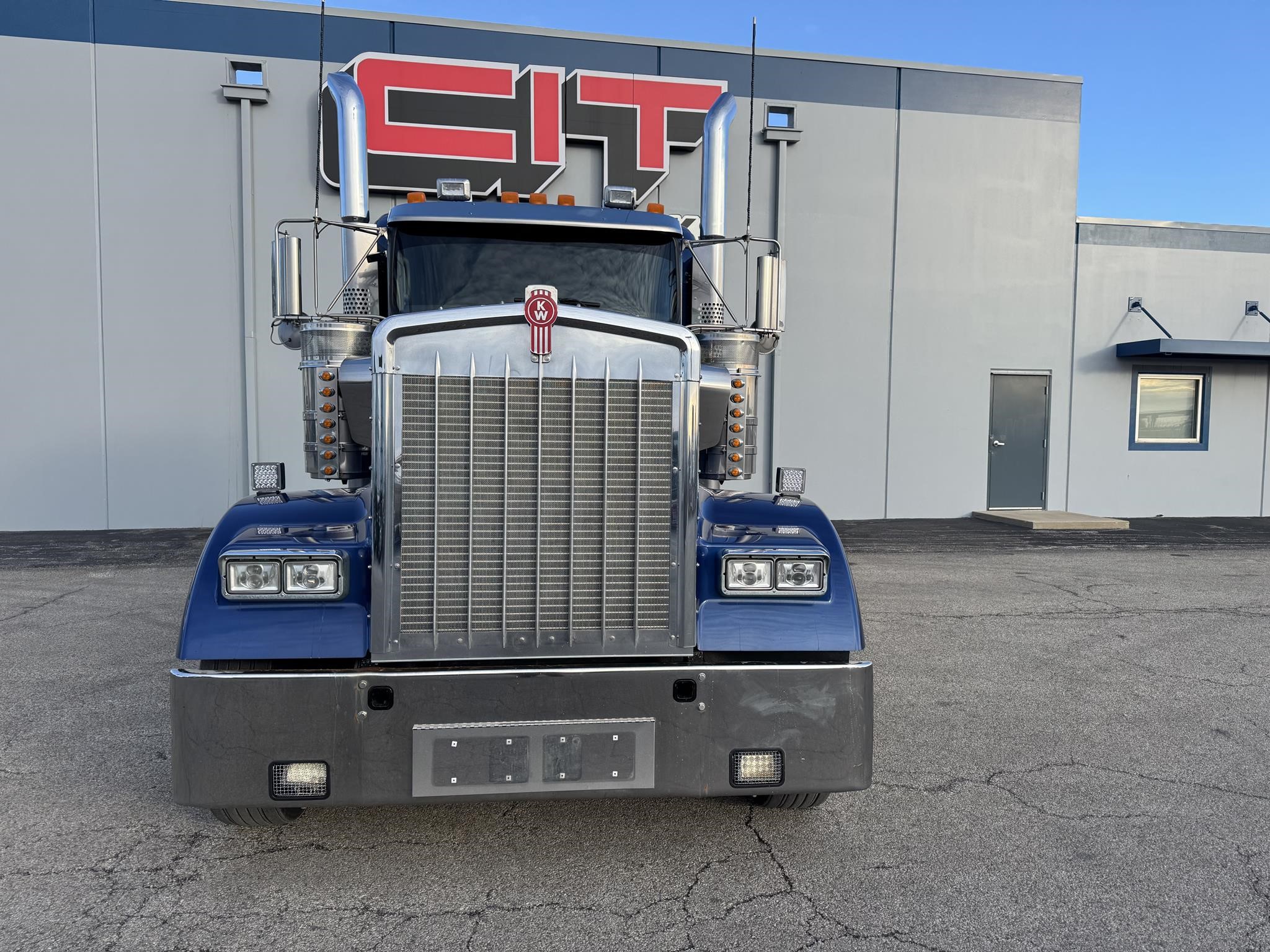 2023 KENWORTH W900L - image 2 of 6