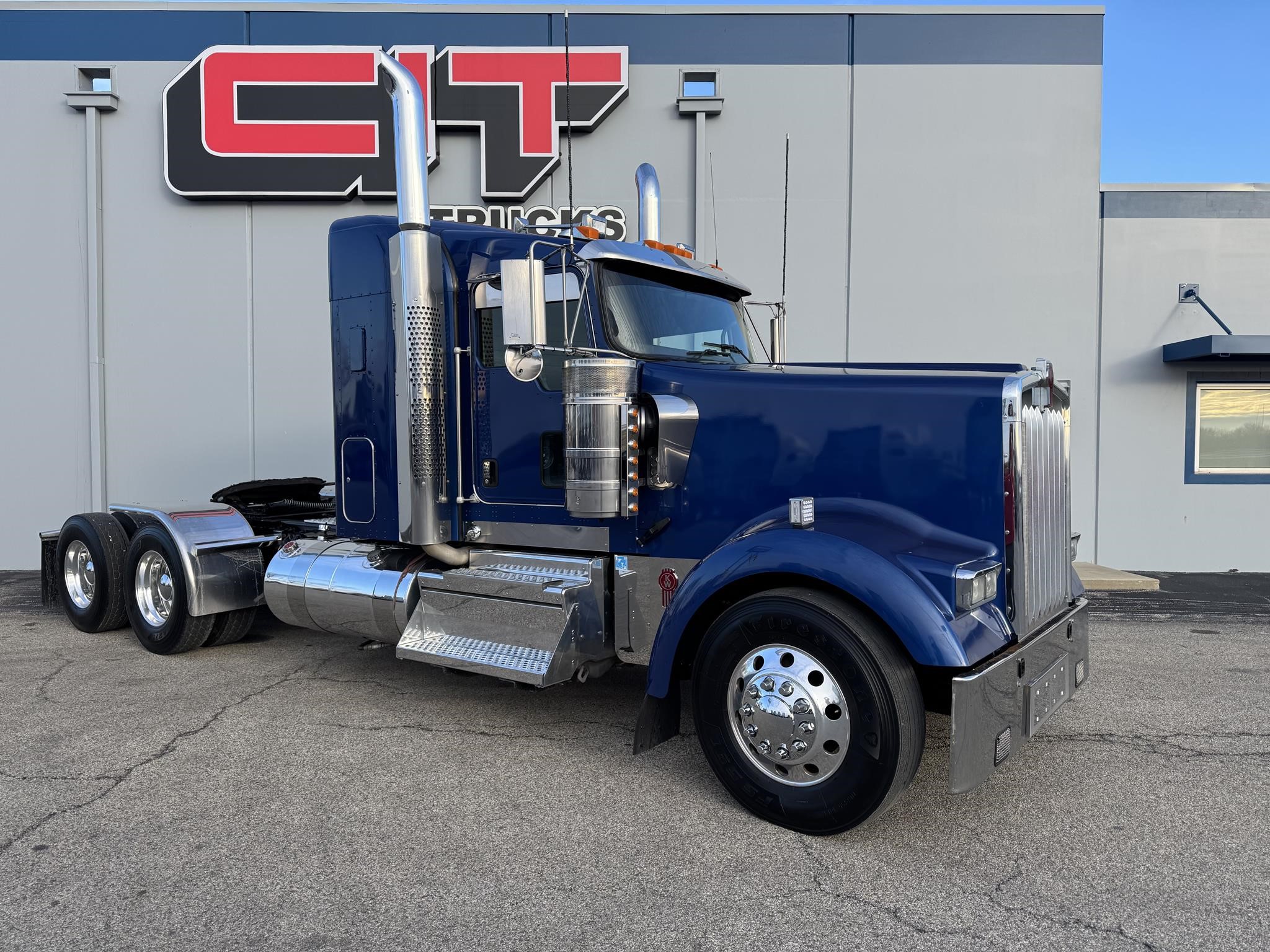 2023 KENWORTH W900L - image 3 of 6