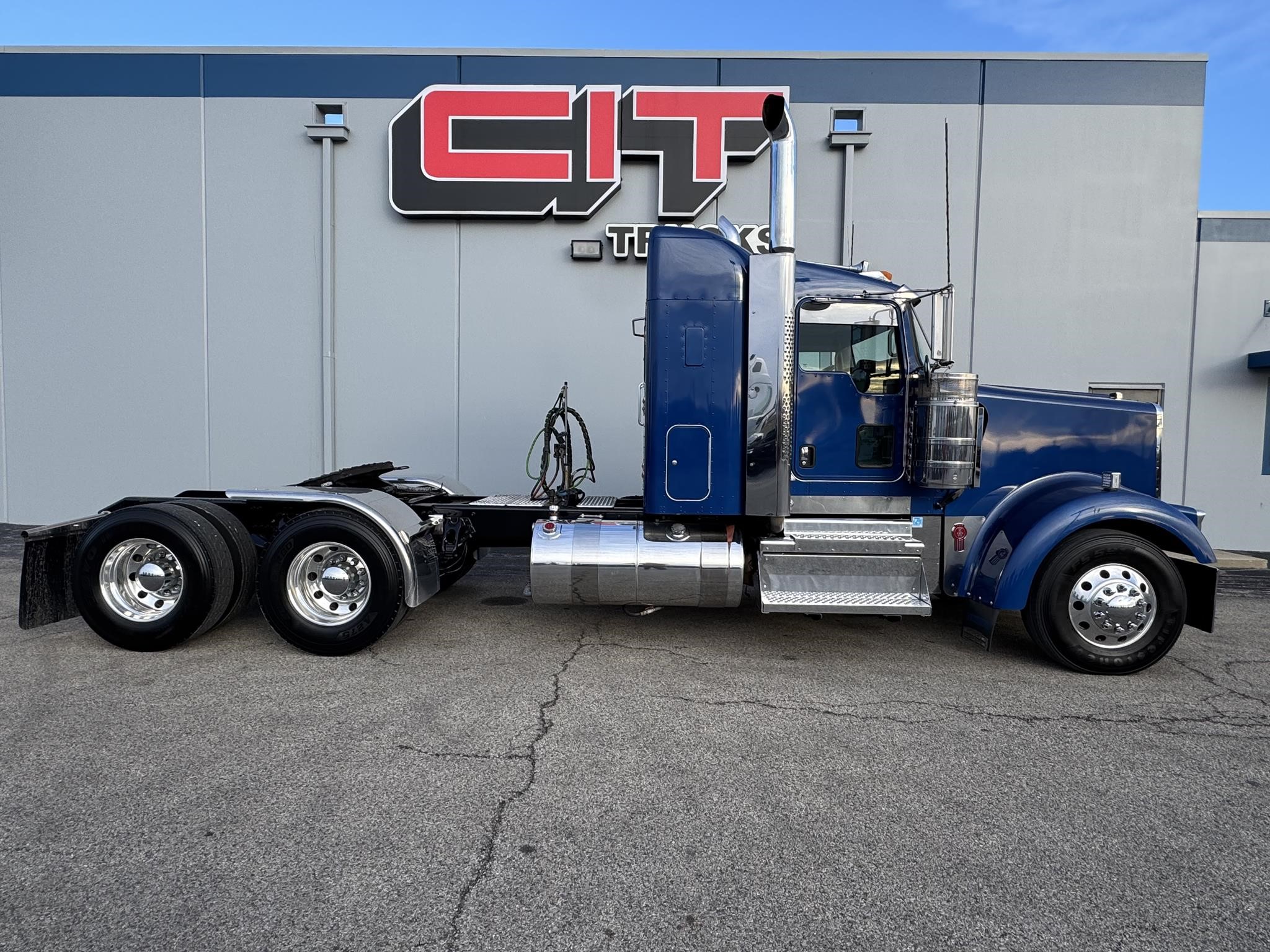 2023 KENWORTH W900L - image 4 of 6