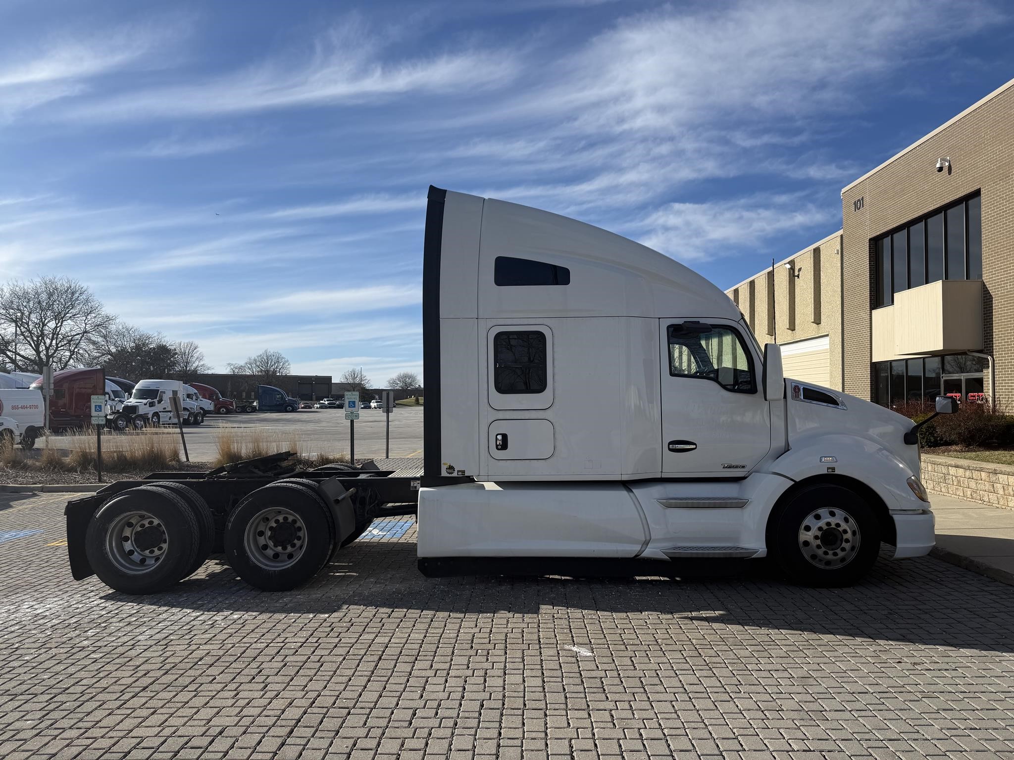 2022 KENWORTH T680 - image 4 of 6
