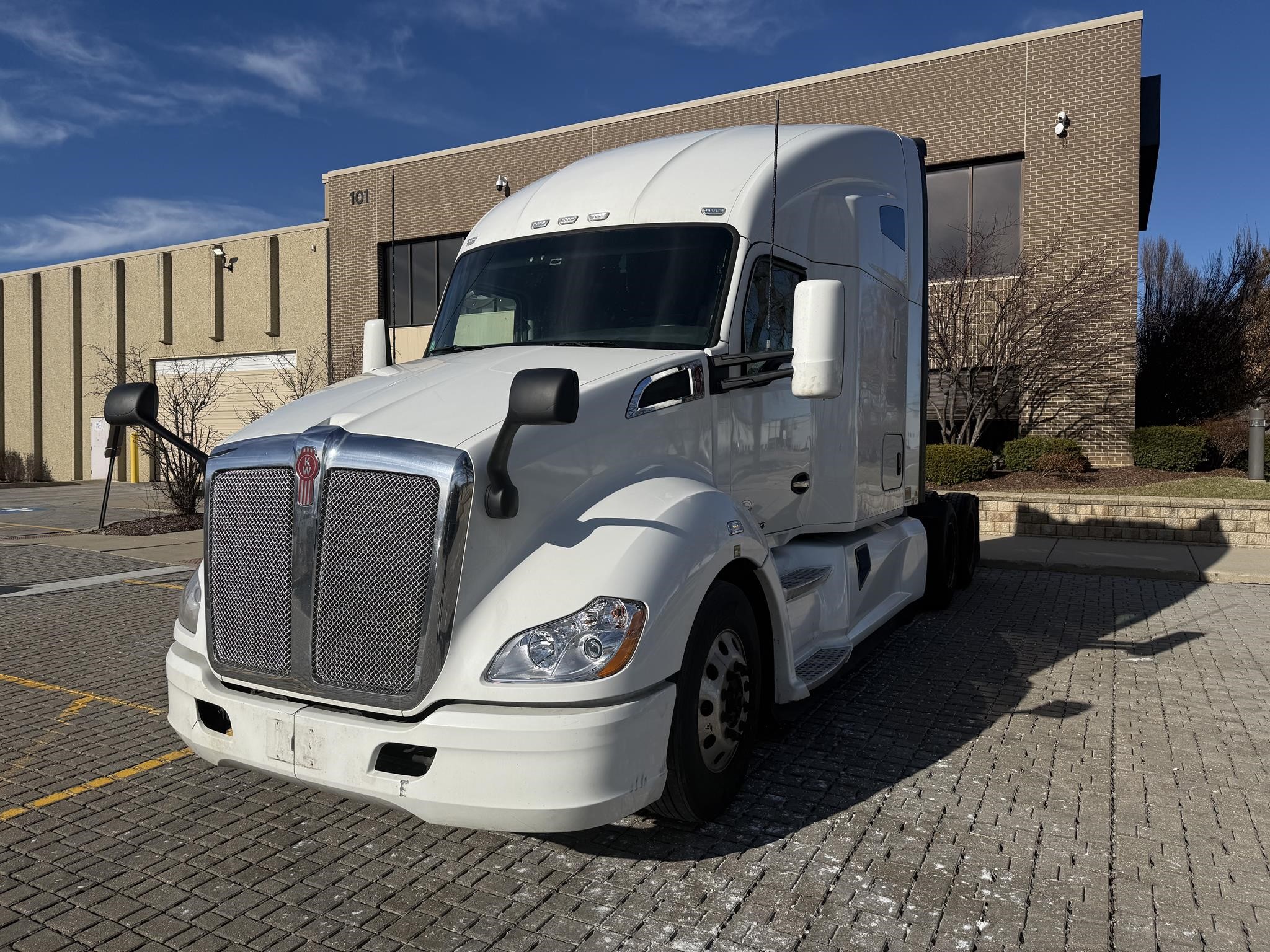 2022 KENWORTH T680 - image 2 of 6