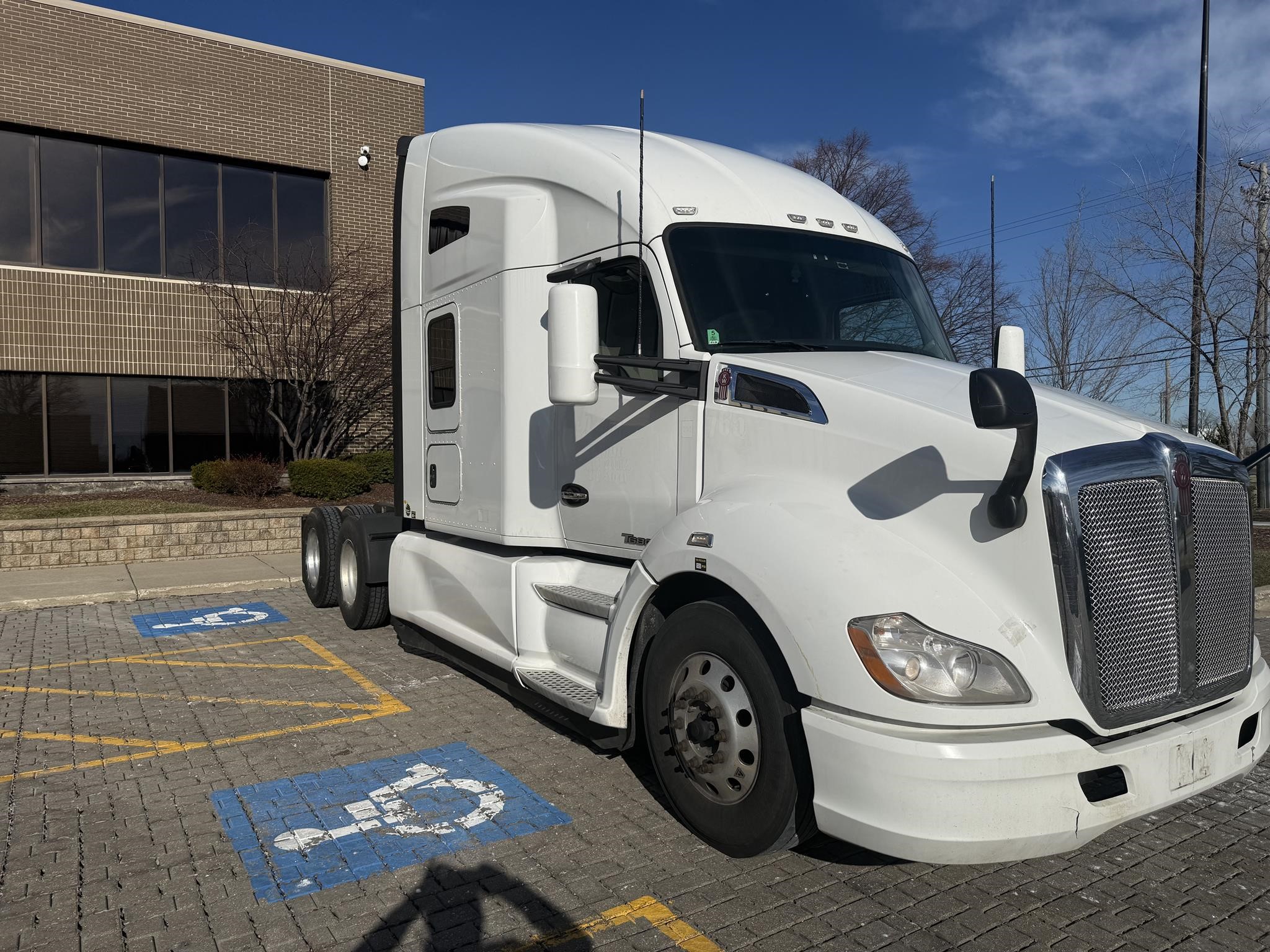 2022 Kenworth T680 in Wood Dale, IL, IL — photo 5