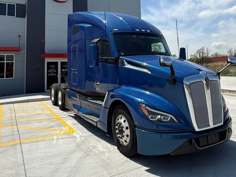 2023 Kenworth T680 in Wood Dale, IL, IL — photo 3