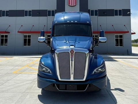 2023 Kenworth T680 in Wood Dale, IL, IL — photo 2