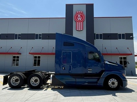2023 Kenworth T680 in Wood Dale, IL, IL — photo 4