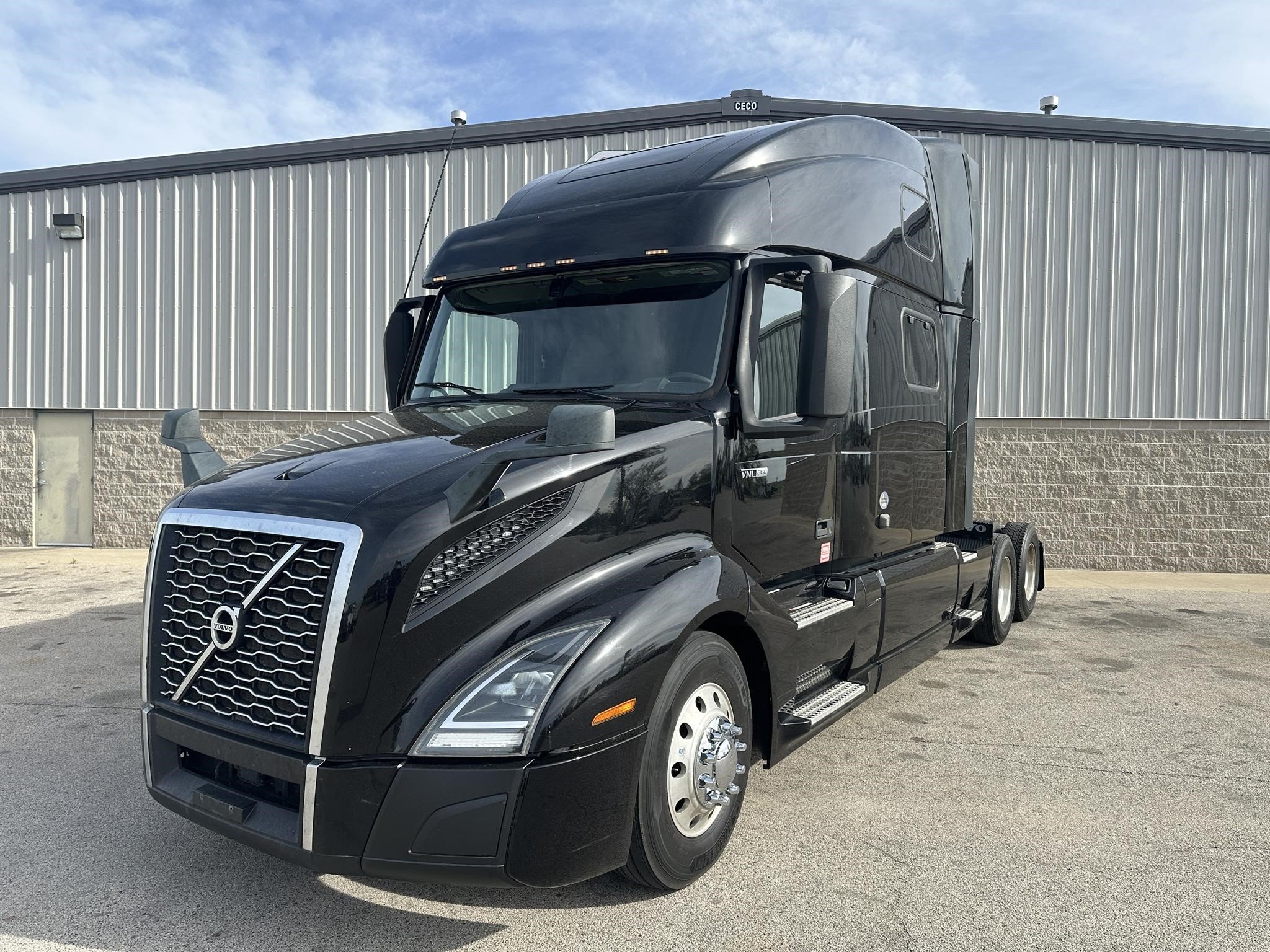 2020 VOLVO VNL64T860 - image 1 of 6
