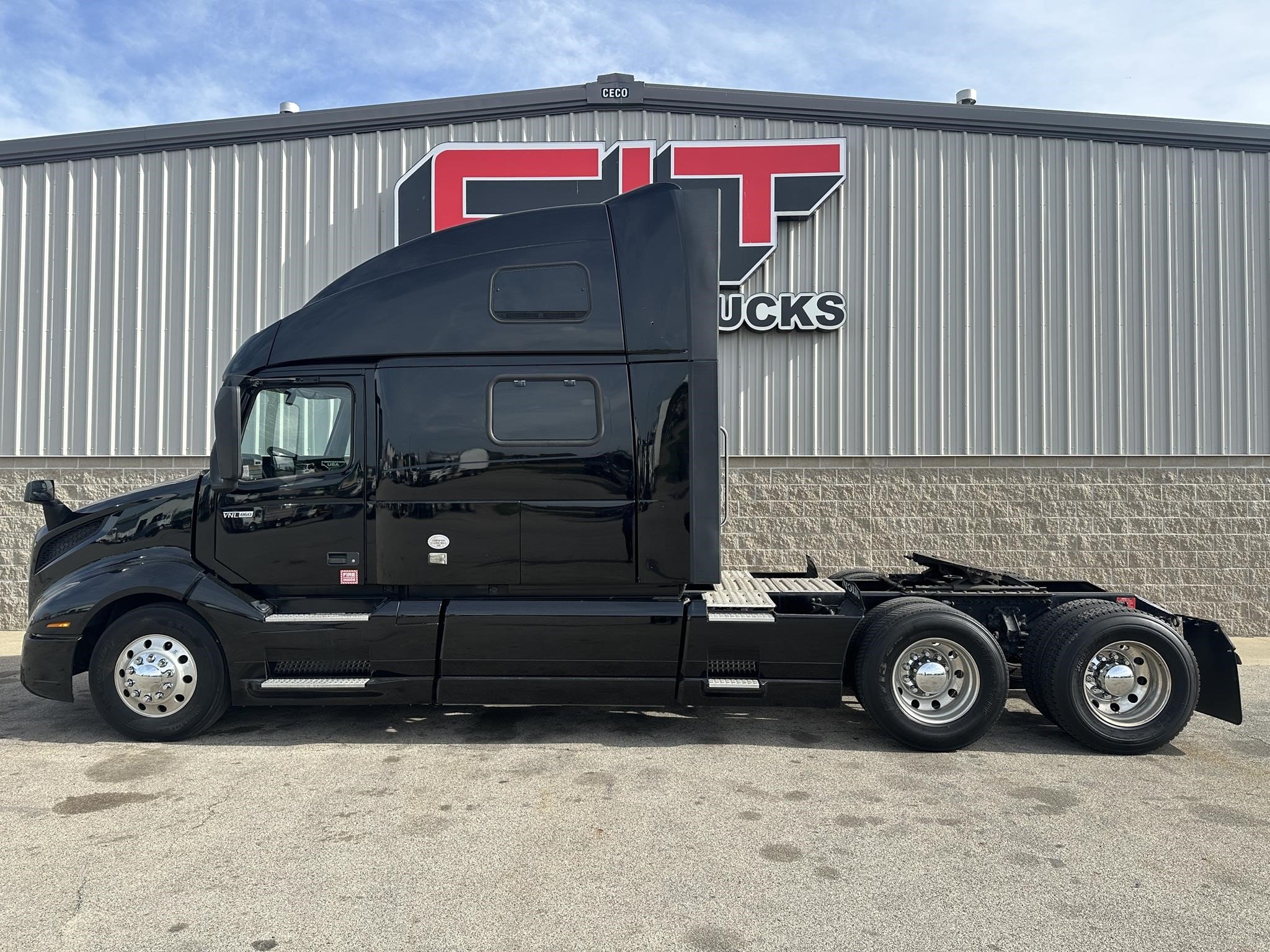 2020 VOLVO VNL64T860 - image 3 of 6