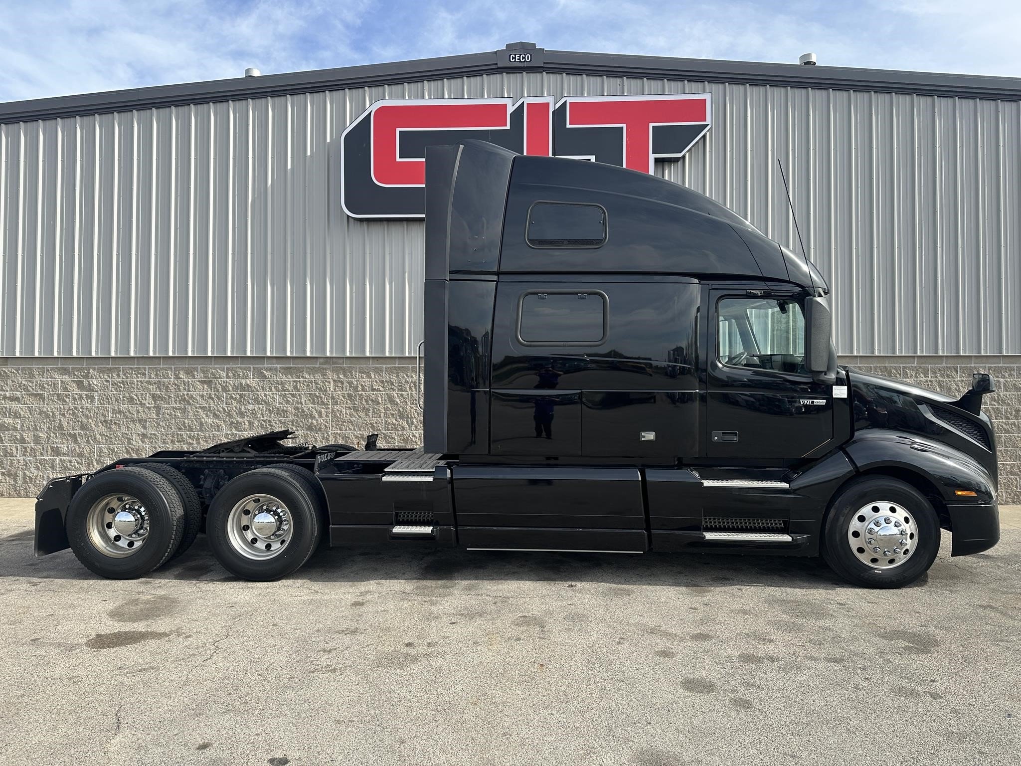 2020 VOLVO VNL64T860 - image 4 of 6