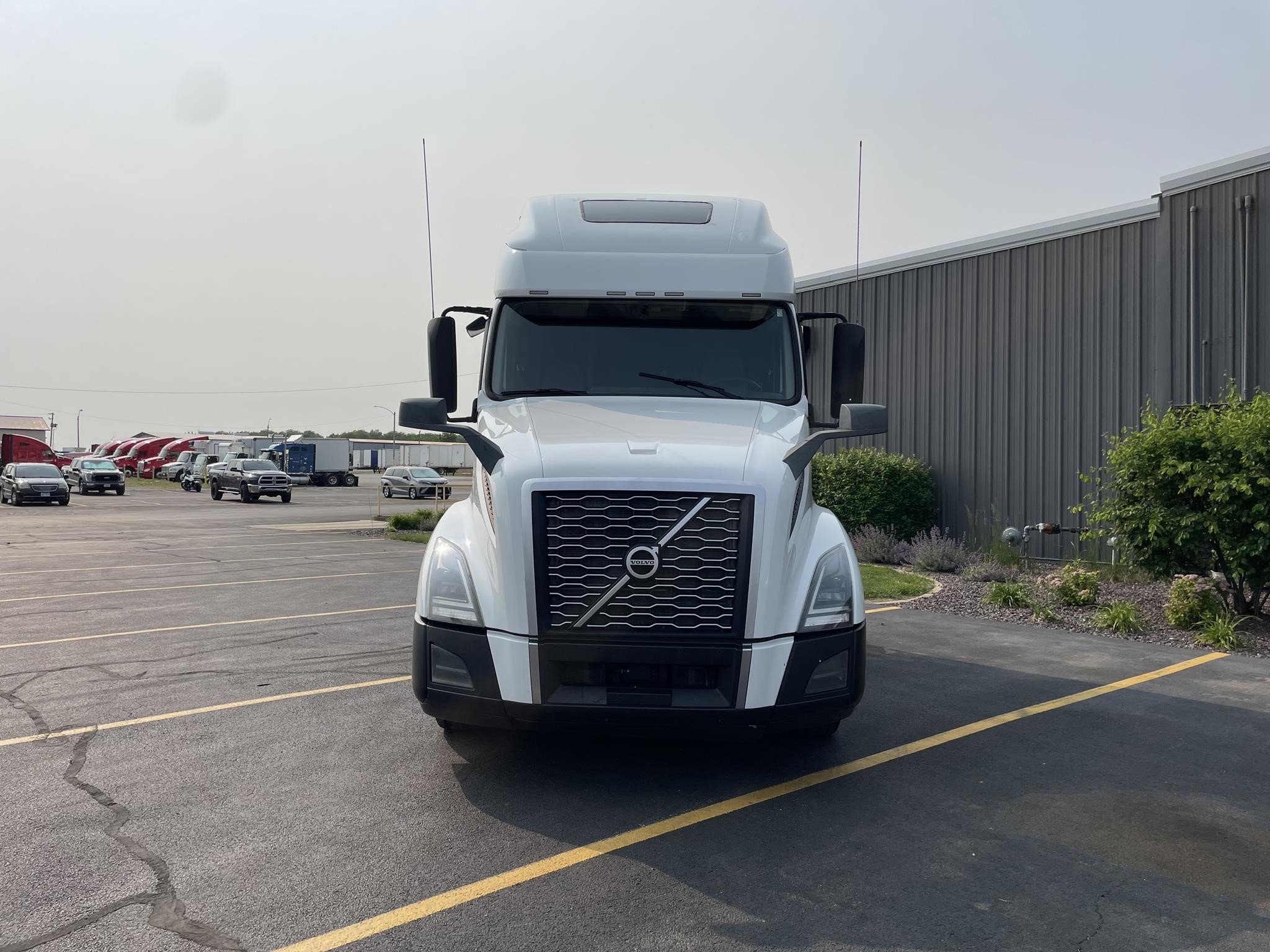2022 VOLVO VNL64T760 - image 2 of 6
