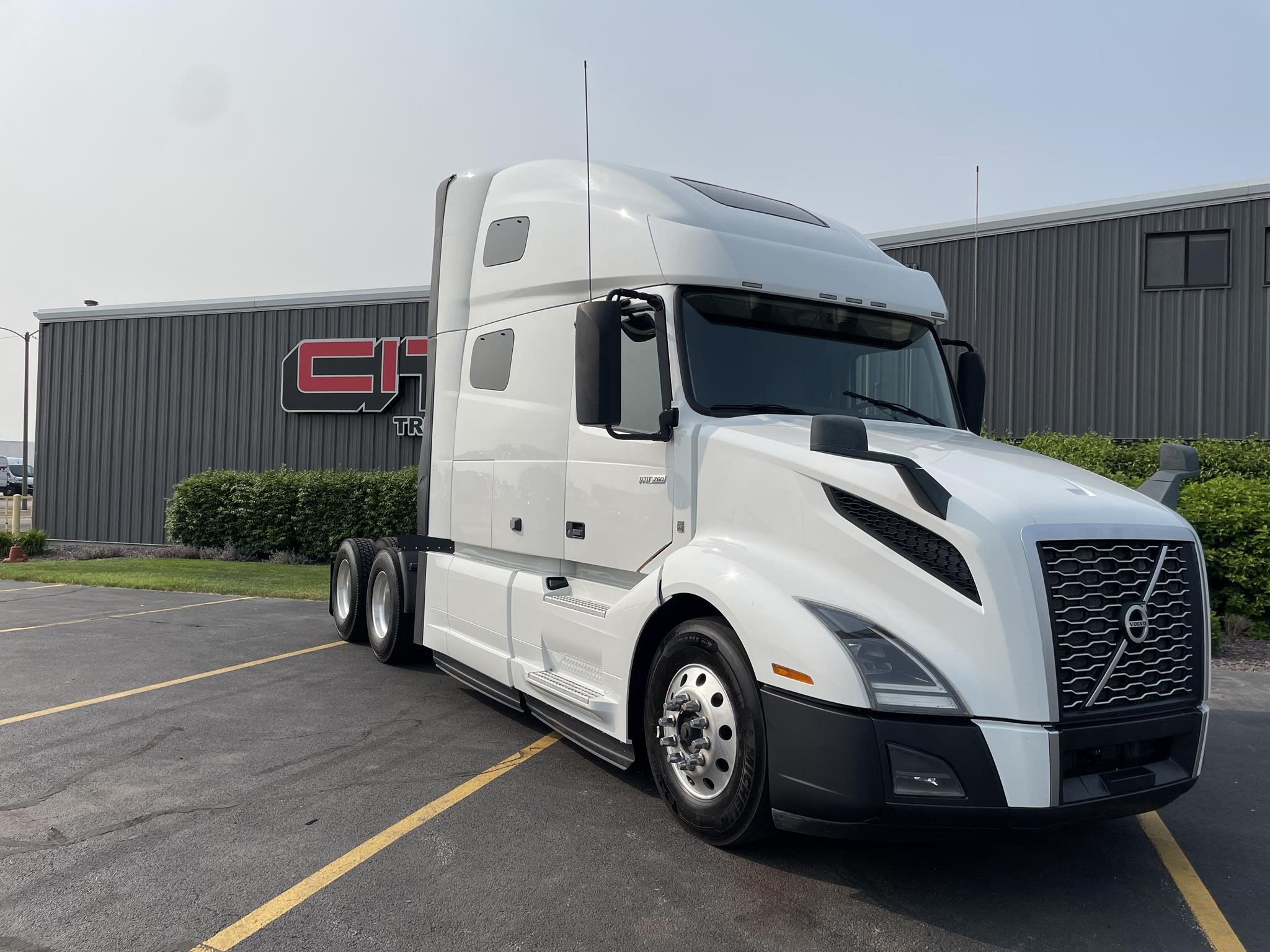 2022 VOLVO VNL64T760 - image 3 of 6