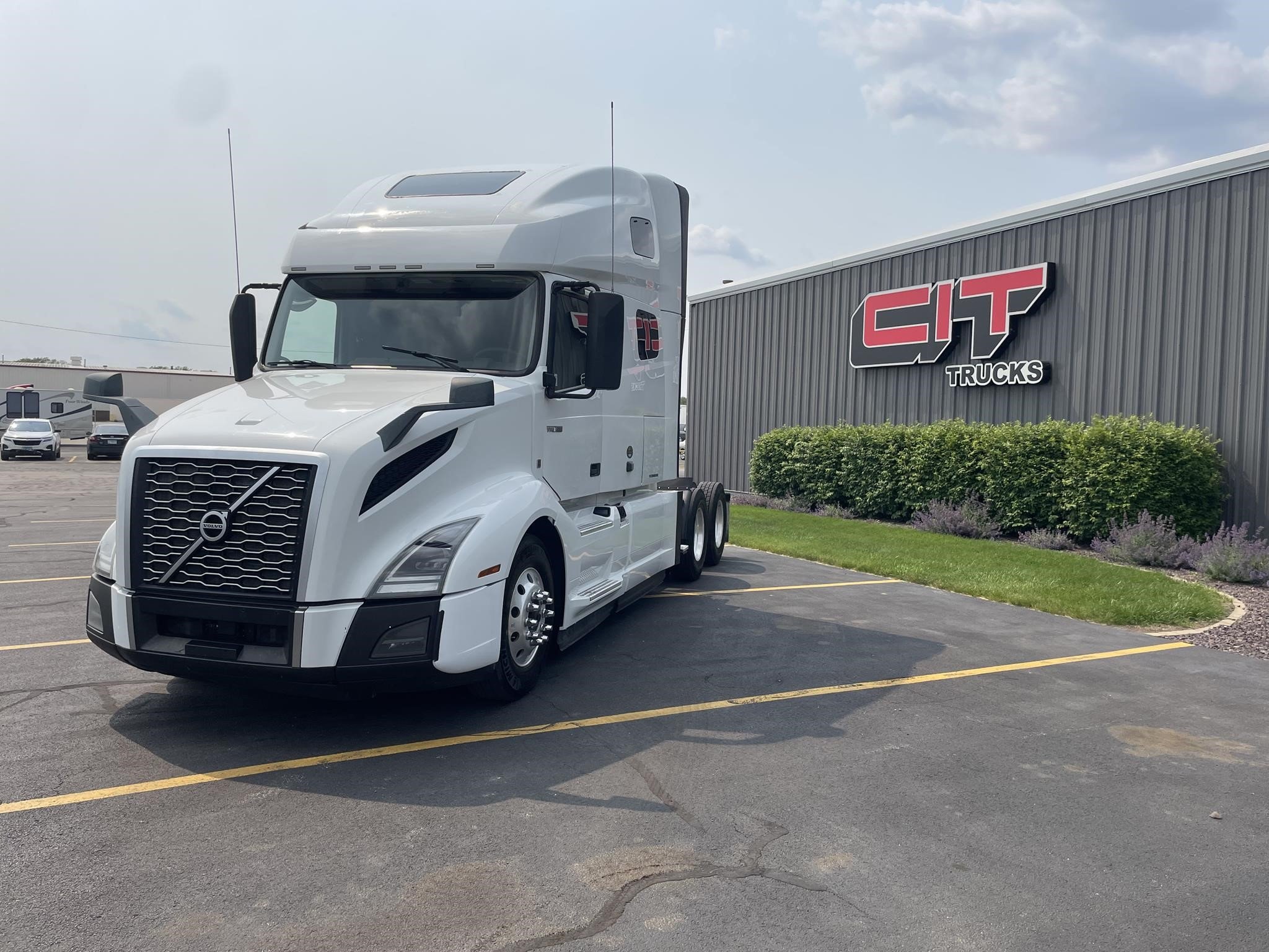 2022 VOLVO VNL64T760 - image 1 of 6