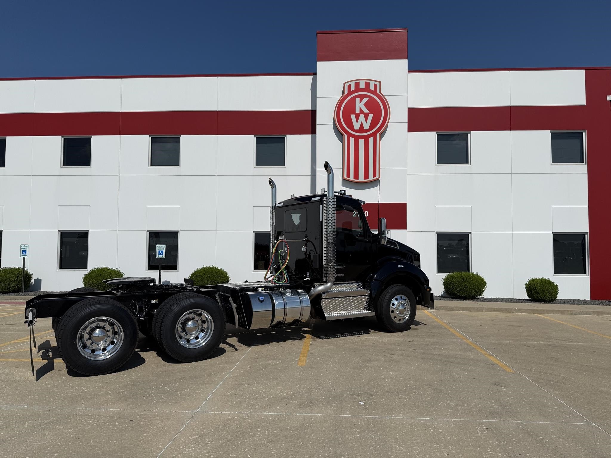 2026 Kenworth T880 - image 4