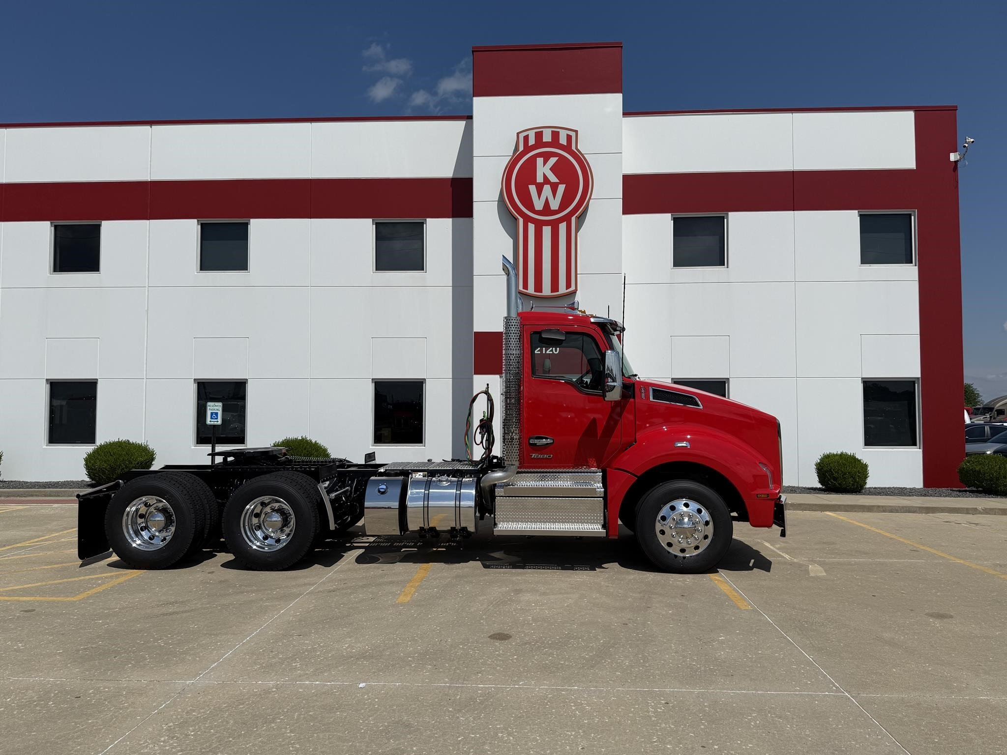 2026 Kenworth T880 - image 4