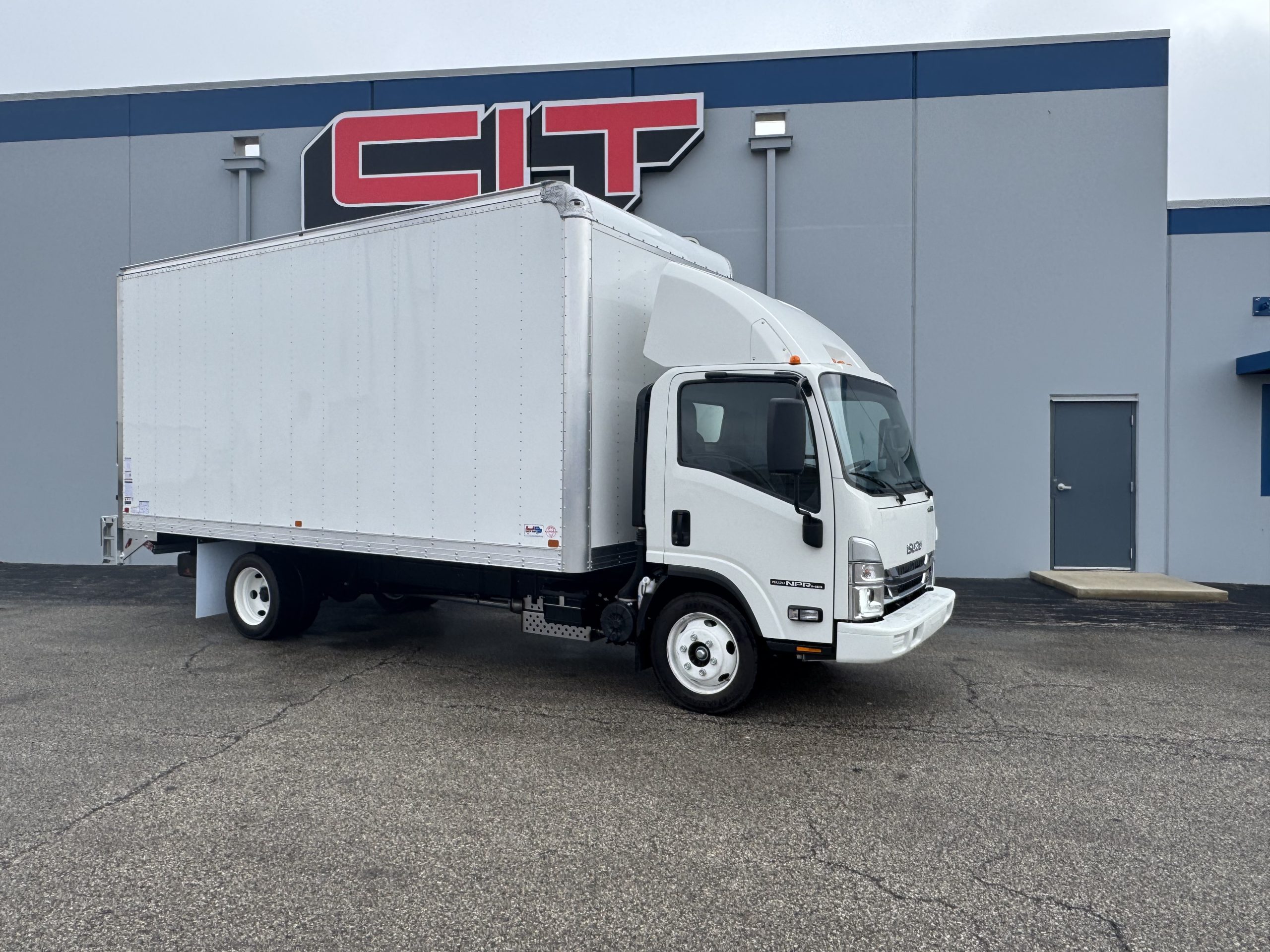 2026 ISUZU NPR HD - image 3 of 6