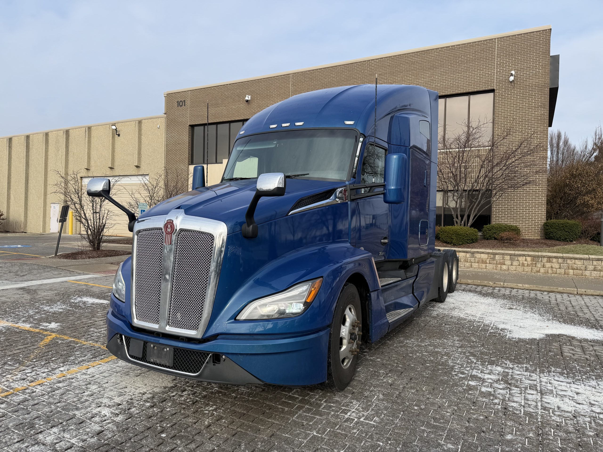 2022 Kenworth T680 - image 1