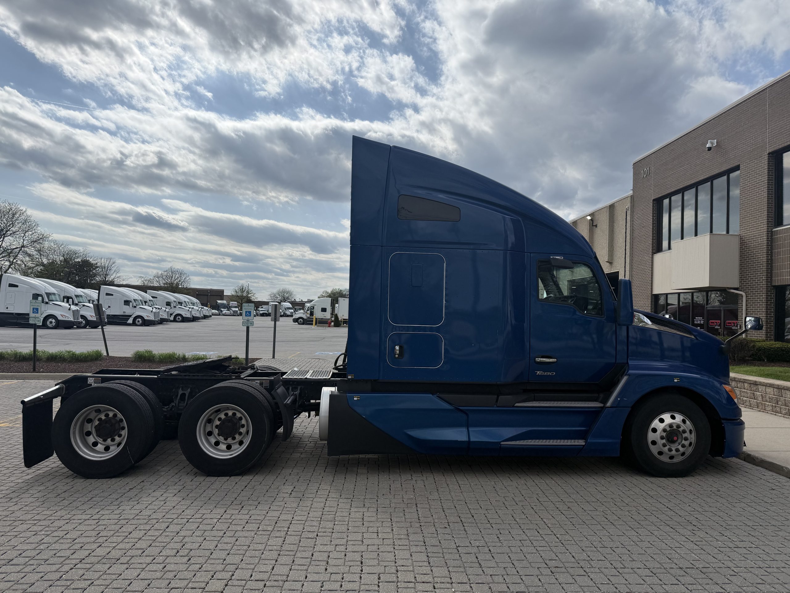 2023 Kenworth T680 - image 4